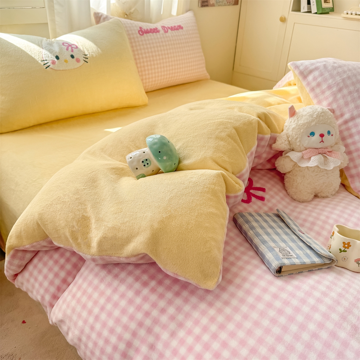 91家纺网 家纺一手货源 找家纺 灰鲸 2025新款牛奶绒毛巾绣套件-猫咪蝴蝶结 猫咪蝴蝶结-粉格+奶油黄