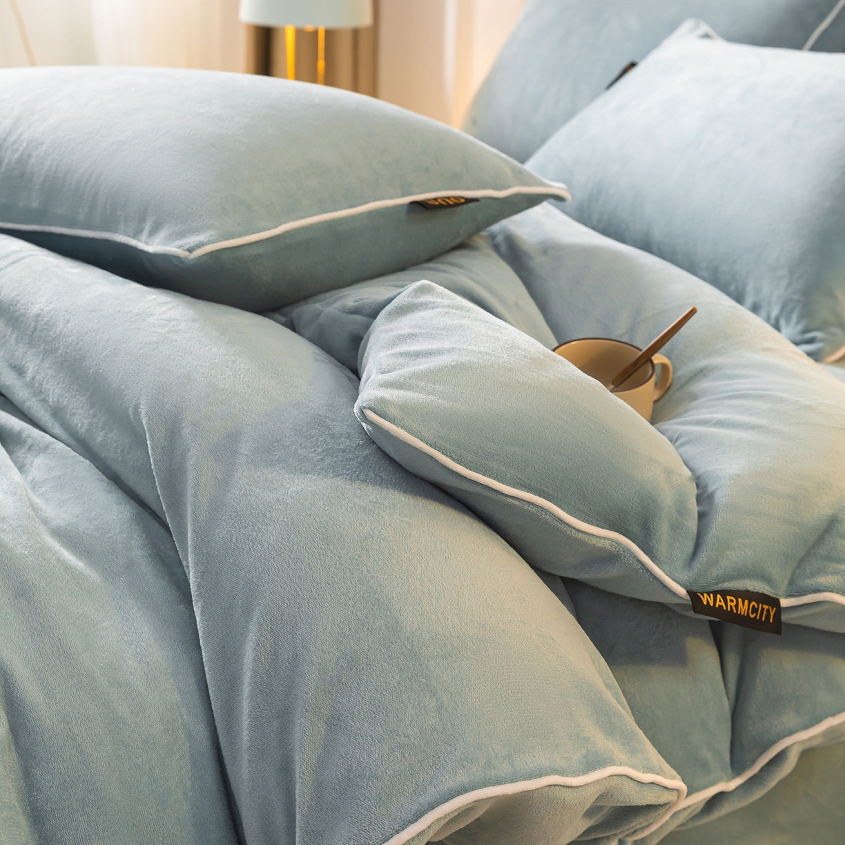 91家纺网 家纺一手货源 找家纺 （总）吾秀家居 2025秋冬新款简约撞色边滚绳牛奶绒四件套-浅爱