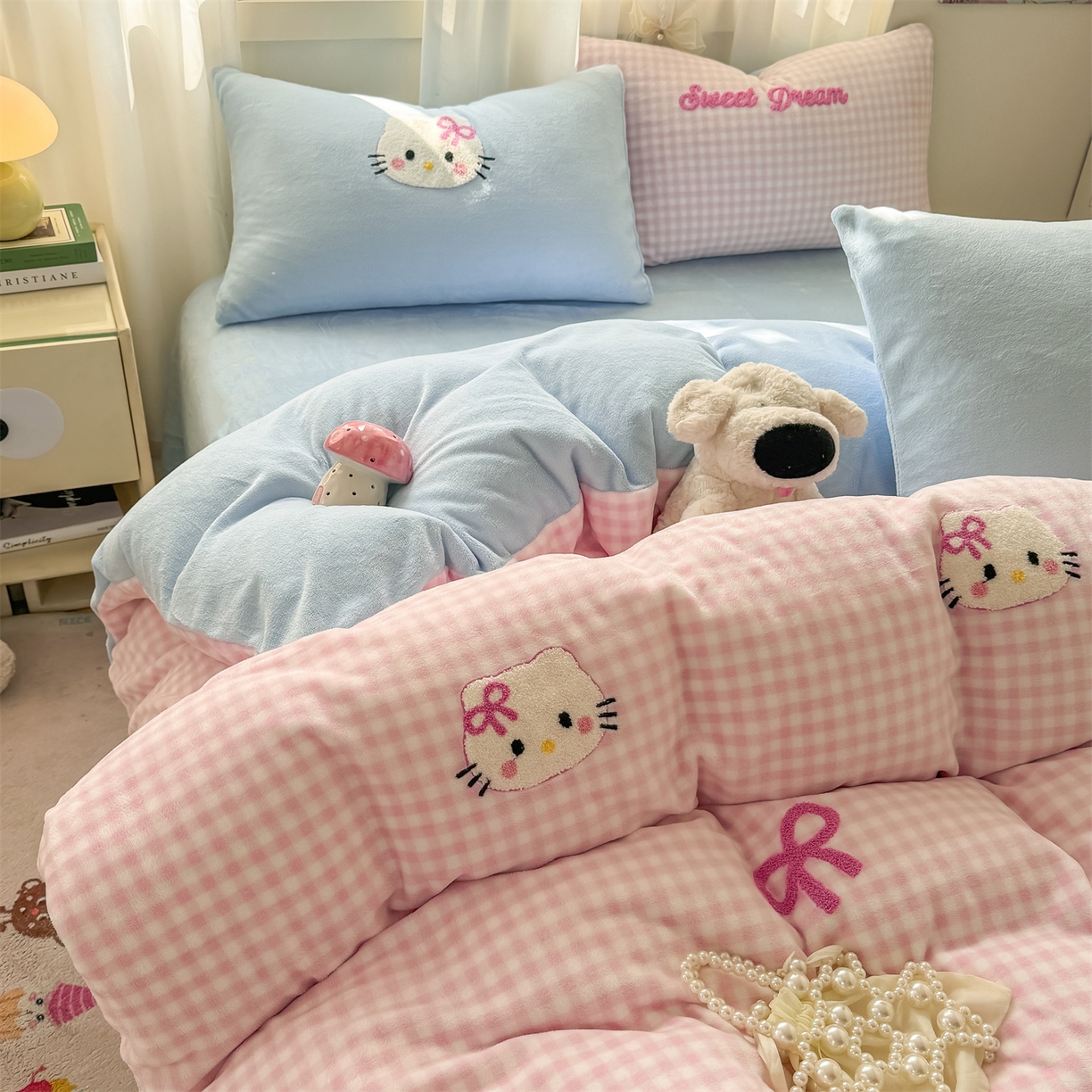 91家纺网 家纺一手货源 找家纺 灰鲸 2025新款牛奶绒毛巾绣套件-猫咪蝴蝶结 猫咪蝴蝶结-粉格+繁星蓝