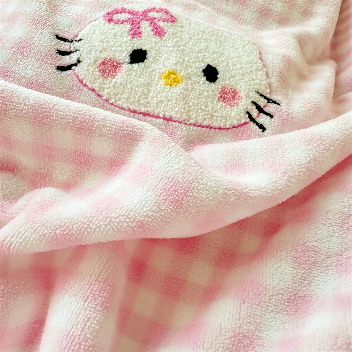 91家纺网 家纺一手货源 找家纺 灰鲸 2025新款牛奶绒毛巾绣套件-猫咪蝴蝶结 猫咪蝴蝶结-粉格+繁星蓝