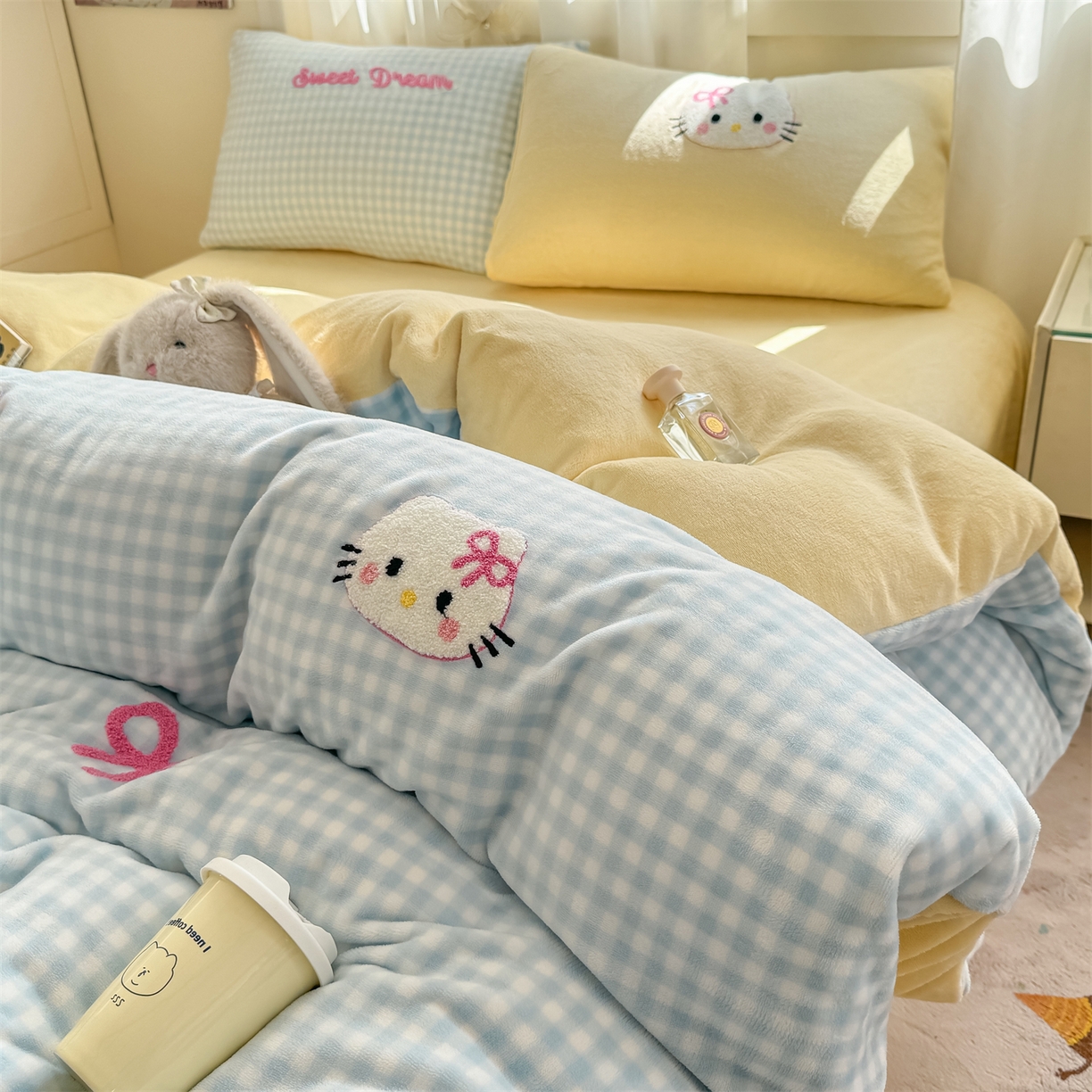 91家纺网 家纺一手货源 找家纺 灰鲸 2025新款牛奶绒毛巾绣套件-猫咪蝴蝶结 猫咪蝴蝶结-蓝格+奶油黄
