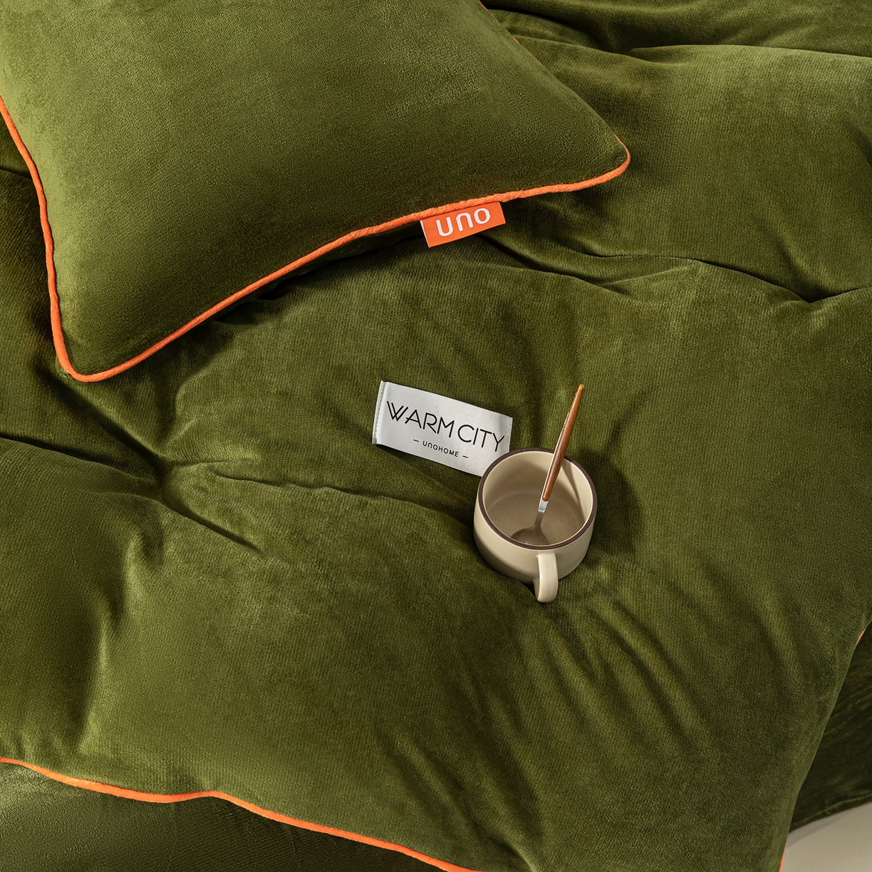 91家纺网 家纺一手货源 找家纺 吾秀家居 2025秋冬新款简约撞色边滚绳牛奶绒四件套-浅爱 浅爱-橄榄绿