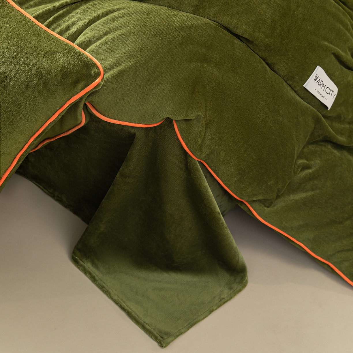 91家纺网 家纺一手货源 找家纺 吾秀家居 2025秋冬新款简约撞色边滚绳牛奶绒四件套-浅爱 浅爱-橄榄绿