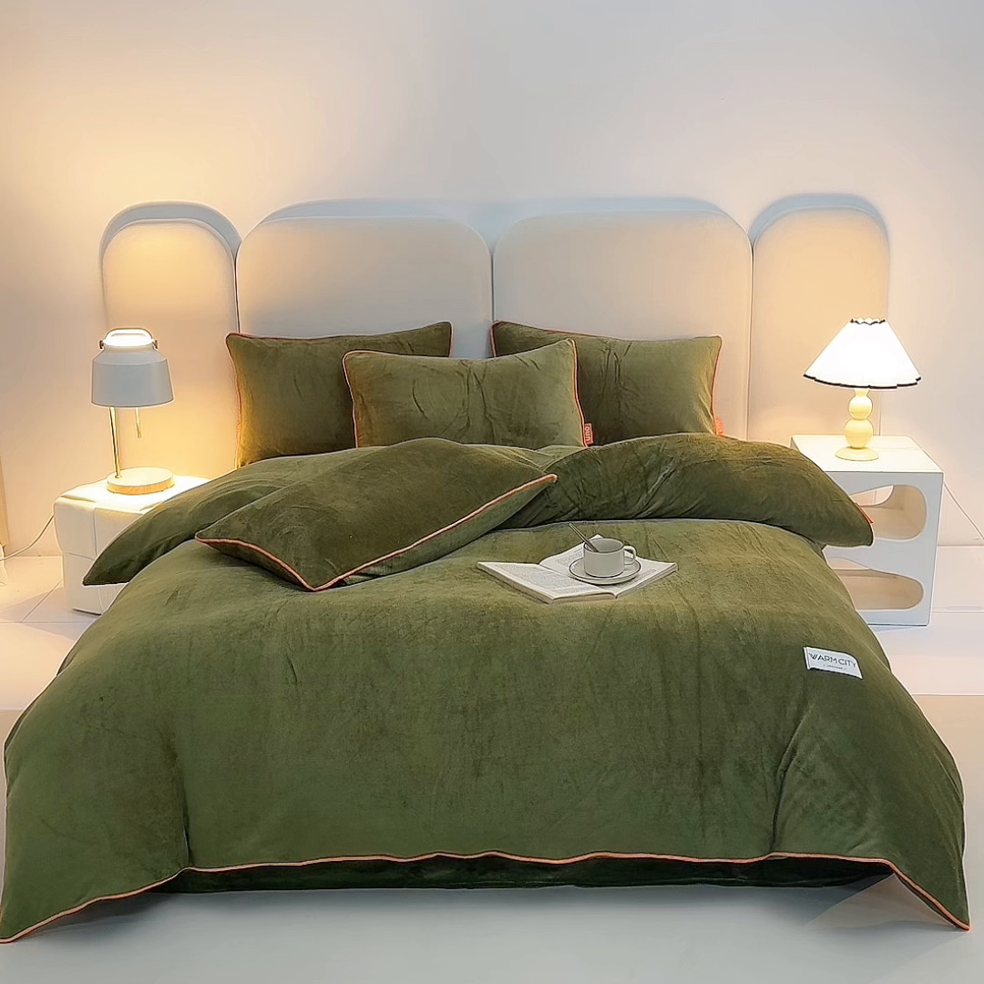 91家纺网 家纺一手货源 找家纺 吾秀家居 2025秋冬新款简约撞色边滚绳牛奶绒四件套-浅爱 浅爱-橄榄绿
