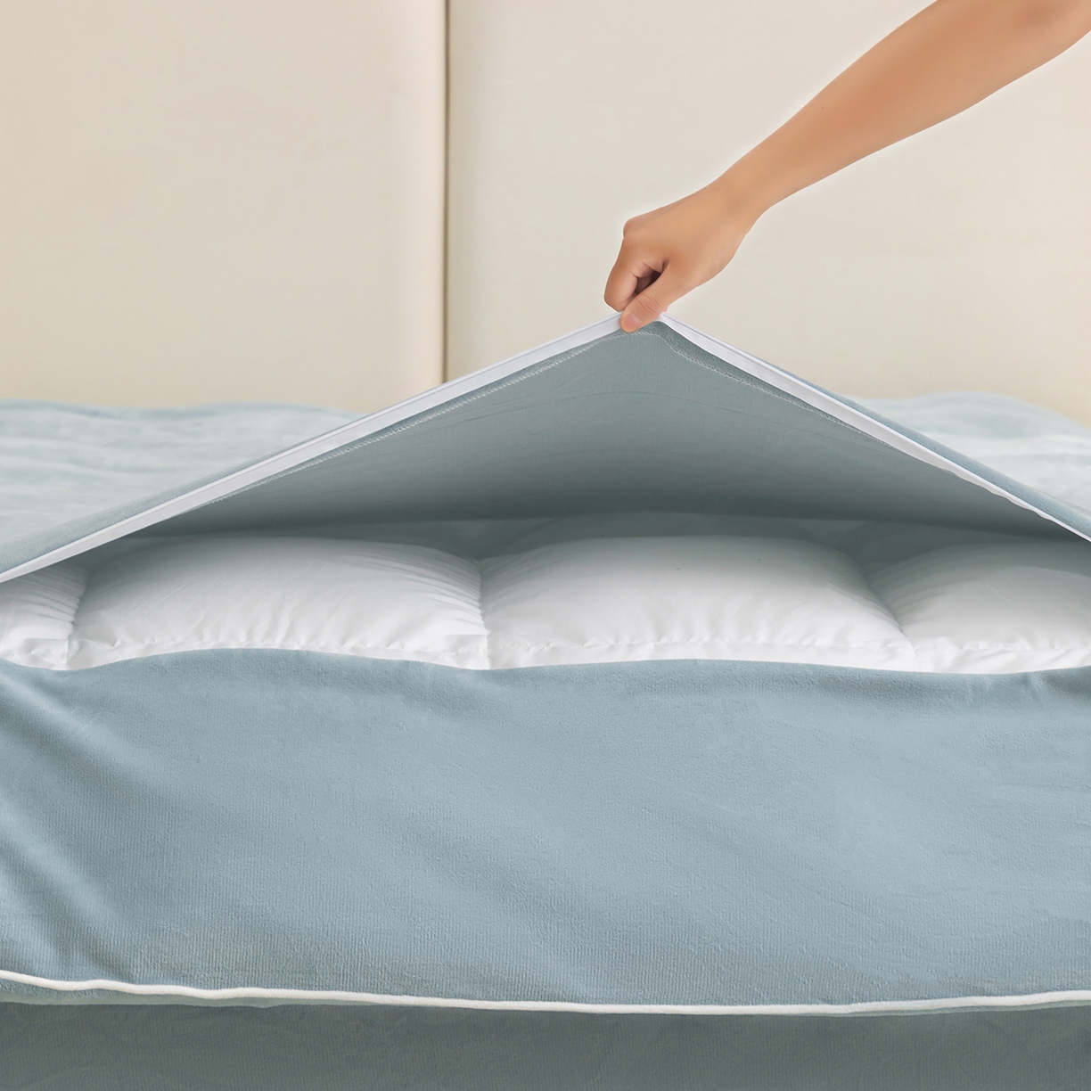 91家纺网 家纺一手货源 找家纺 吾秀家居 2025秋冬新款简约撞色边滚绳牛奶绒四件套-浅爱 浅爱-浅灰兰