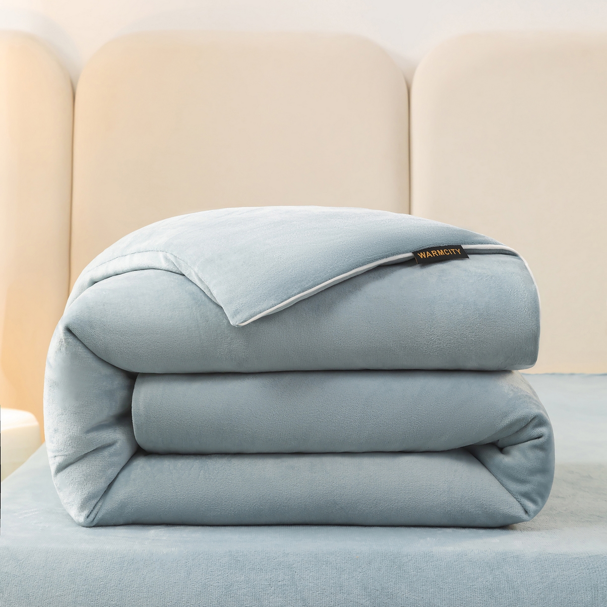 91家纺网 家纺一手货源 找家纺 吾秀家居 2025秋冬新款简约撞色边滚绳牛奶绒四件套-浅爱 浅爱-浅灰兰