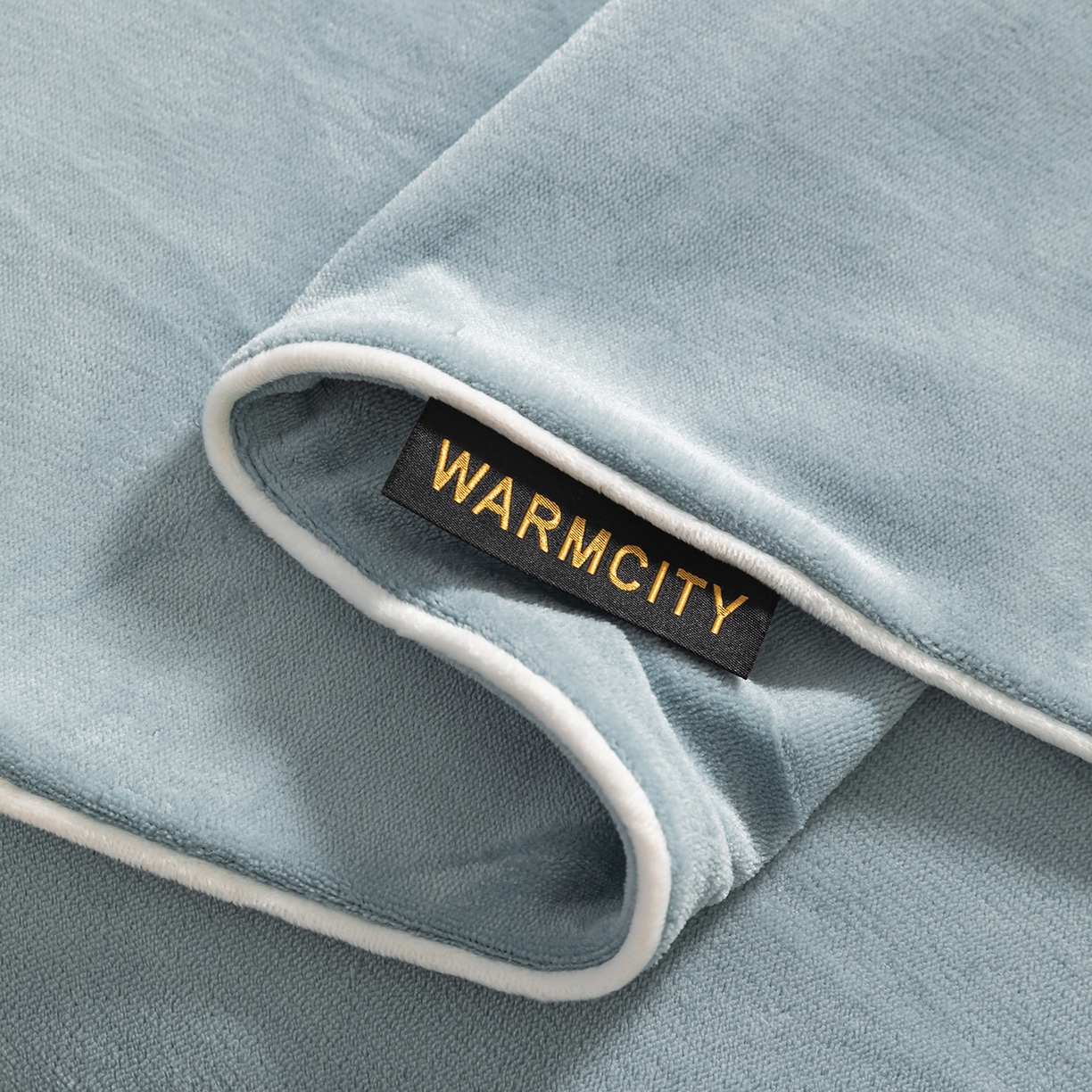 91家纺网 家纺一手货源 找家纺 吾秀家居 2025秋冬新款简约撞色边滚绳牛奶绒四件套-浅爱 浅爱-浅灰兰