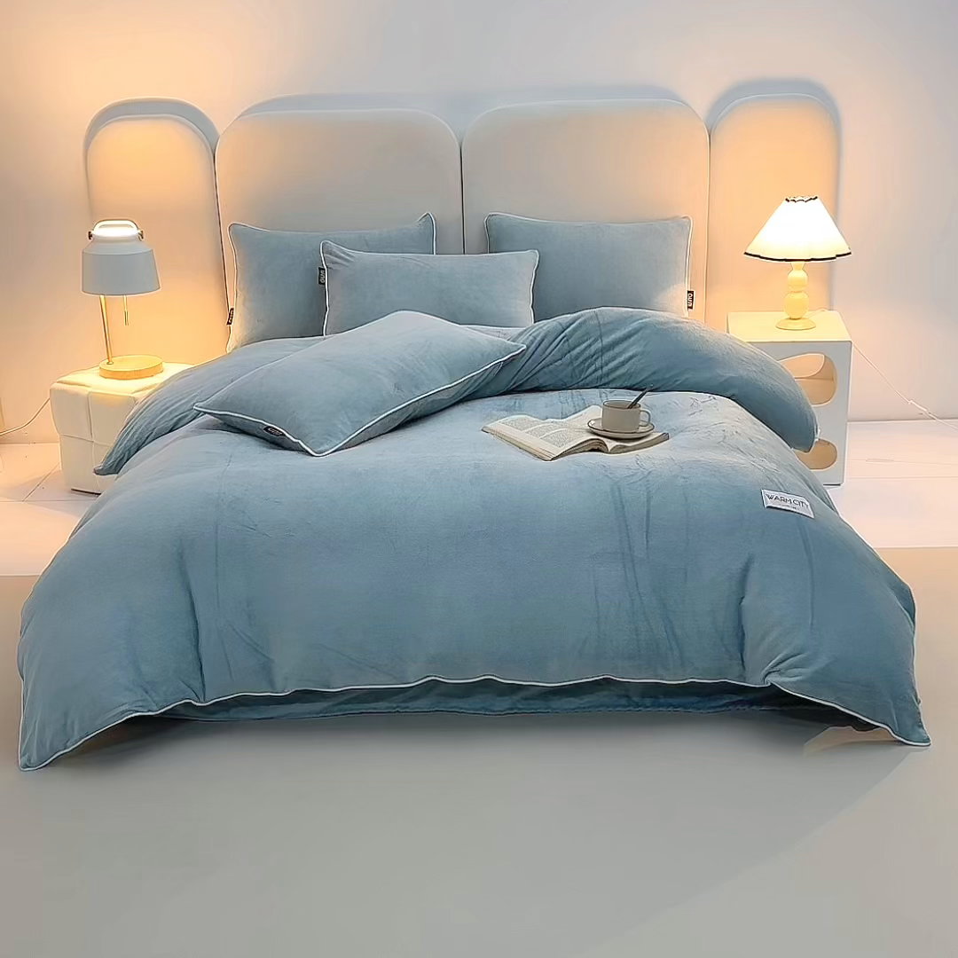 91家纺网 家纺一手货源 找家纺 吾秀家居 2025秋冬新款简约撞色边滚绳牛奶绒四件套-浅爱 浅爱-浅灰兰