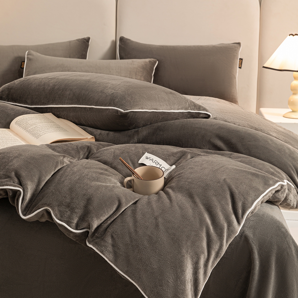 91家纺网 家纺一手货源 找家纺 吾秀家居 2025秋冬新款简约撞色边滚绳牛奶绒四件套-浅爱 浅爱-深灰