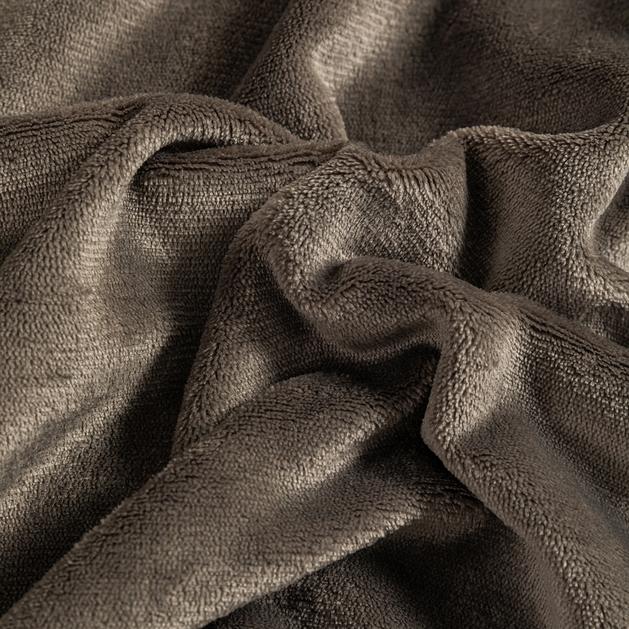 91家纺网 家纺一手货源 找家纺 吾秀家居 2025秋冬新款简约撞色边滚绳牛奶绒四件套-浅爱 浅爱-深灰