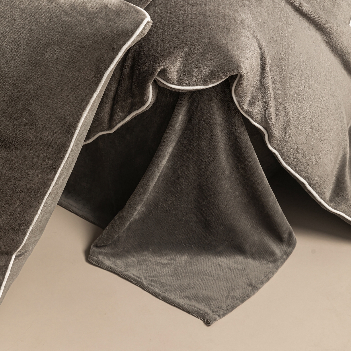 91家纺网 家纺一手货源 找家纺 吾秀家居 2025秋冬新款简约撞色边滚绳牛奶绒四件套-浅爱 浅爱-深灰