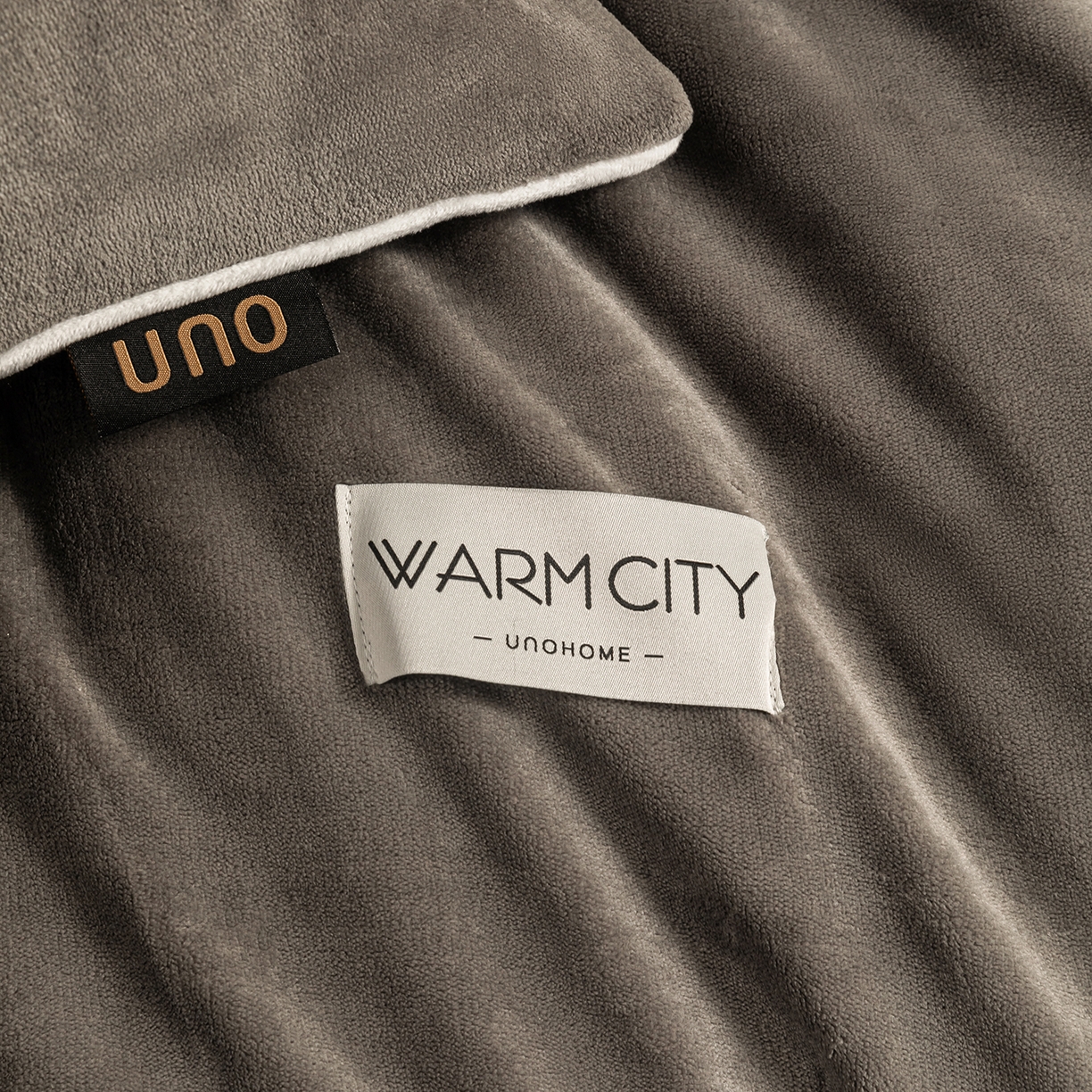 91家纺网 家纺一手货源 找家纺 吾秀家居 2025秋冬新款简约撞色边滚绳牛奶绒四件套-浅爱 浅爱-深灰