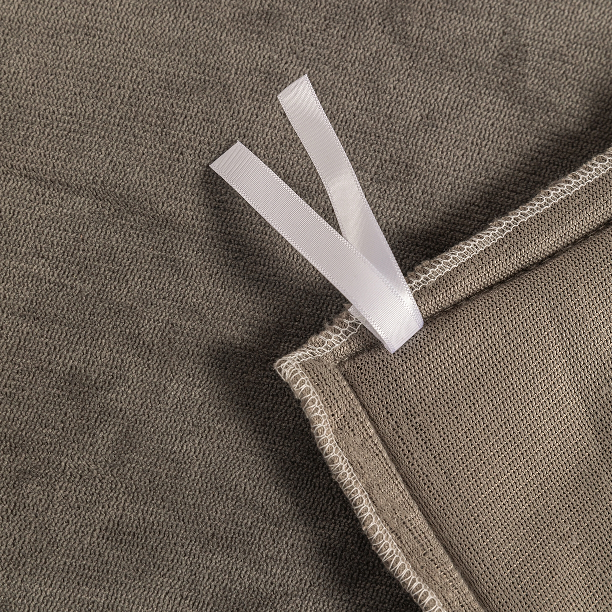 91家纺网 家纺一手货源 找家纺 吾秀家居 2025秋冬新款简约撞色边滚绳牛奶绒四件套-浅爱 浅爱-深灰