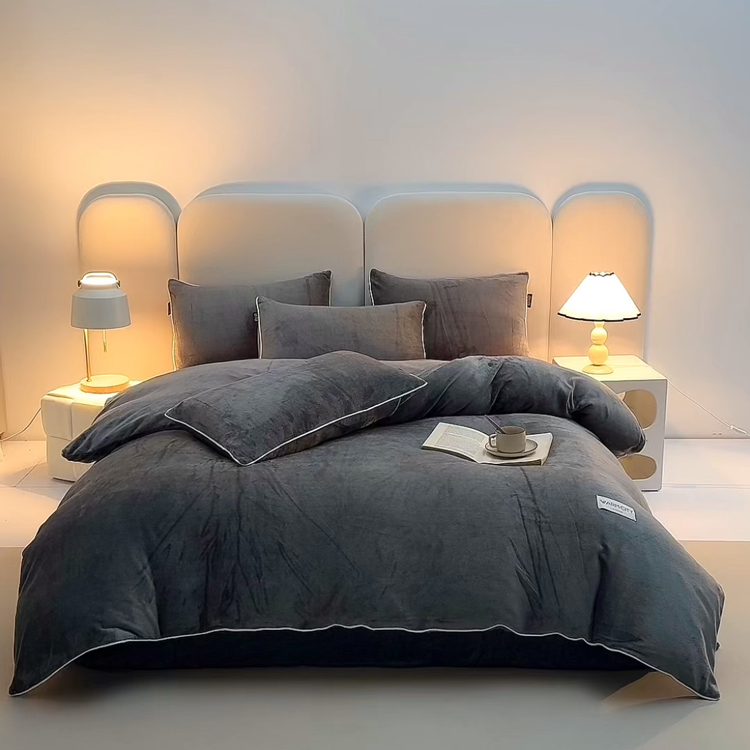 91家纺网 家纺一手货源 找家纺 吾秀家居 2025秋冬新款简约撞色边滚绳牛奶绒四件套-浅爱 浅爱-深灰
