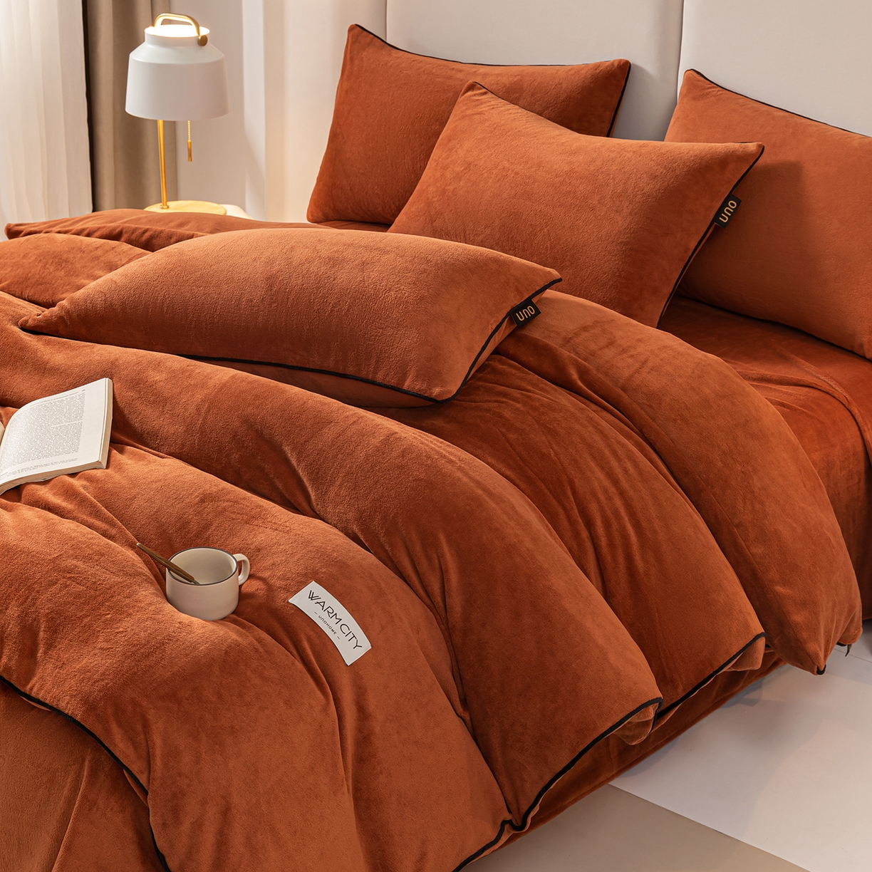 91家纺网 家纺一手货源 找家纺 吾秀家居 2025秋冬新款简约撞色边滚绳牛奶绒四件套-浅爱 浅爱-唐茶