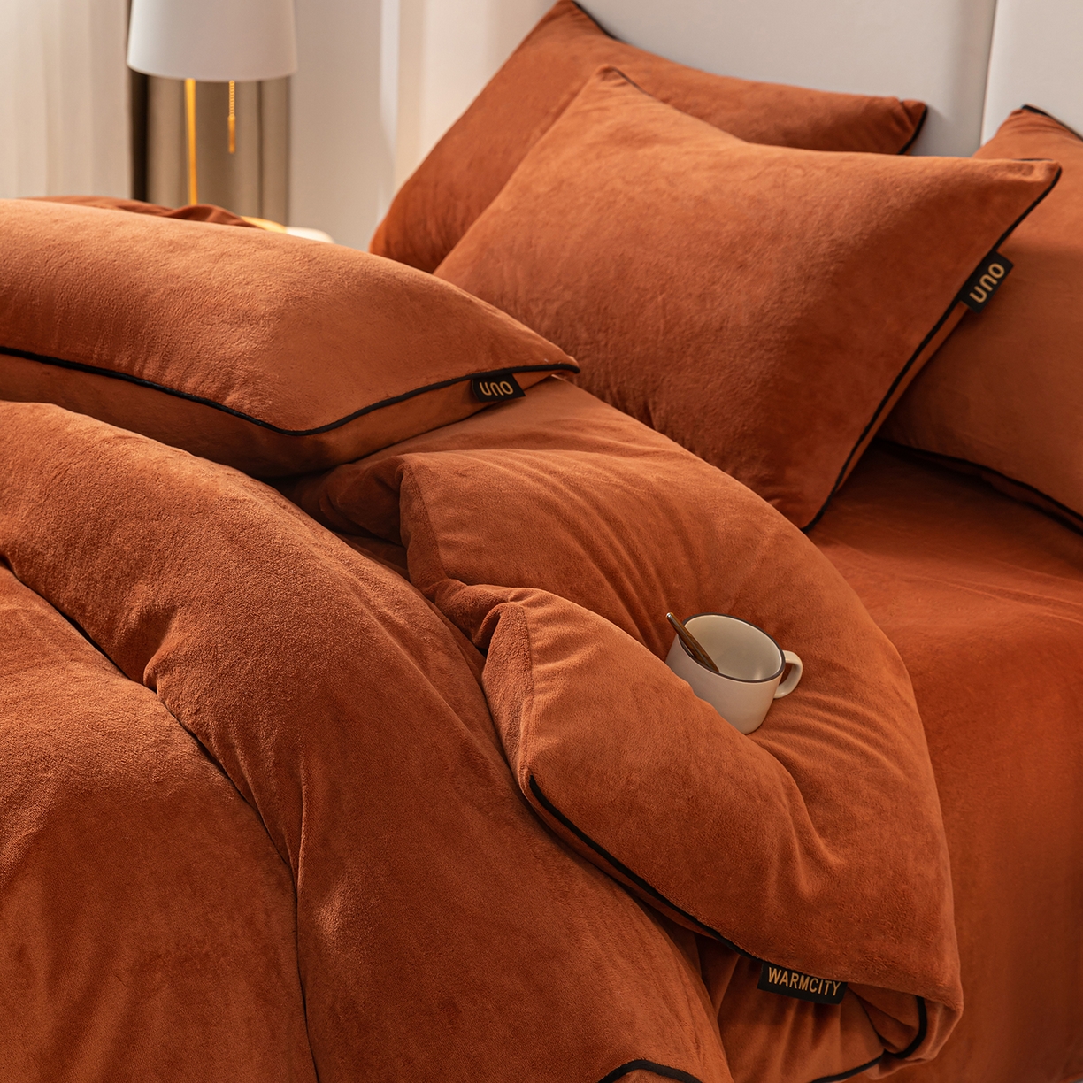 91家纺网 家纺一手货源 找家纺 吾秀家居 2025秋冬新款简约撞色边滚绳牛奶绒四件套-浅爱 浅爱-唐茶