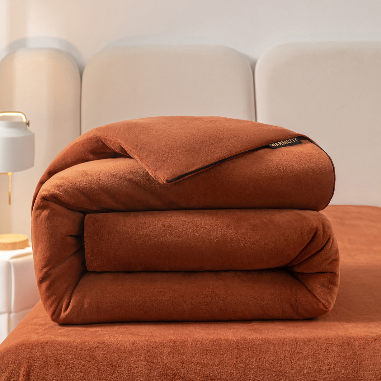 91家纺网 家纺一手货源 找家纺 吾秀家居 2025秋冬新款简约撞色边滚绳牛奶绒四件套-浅爱 浅爱-唐茶