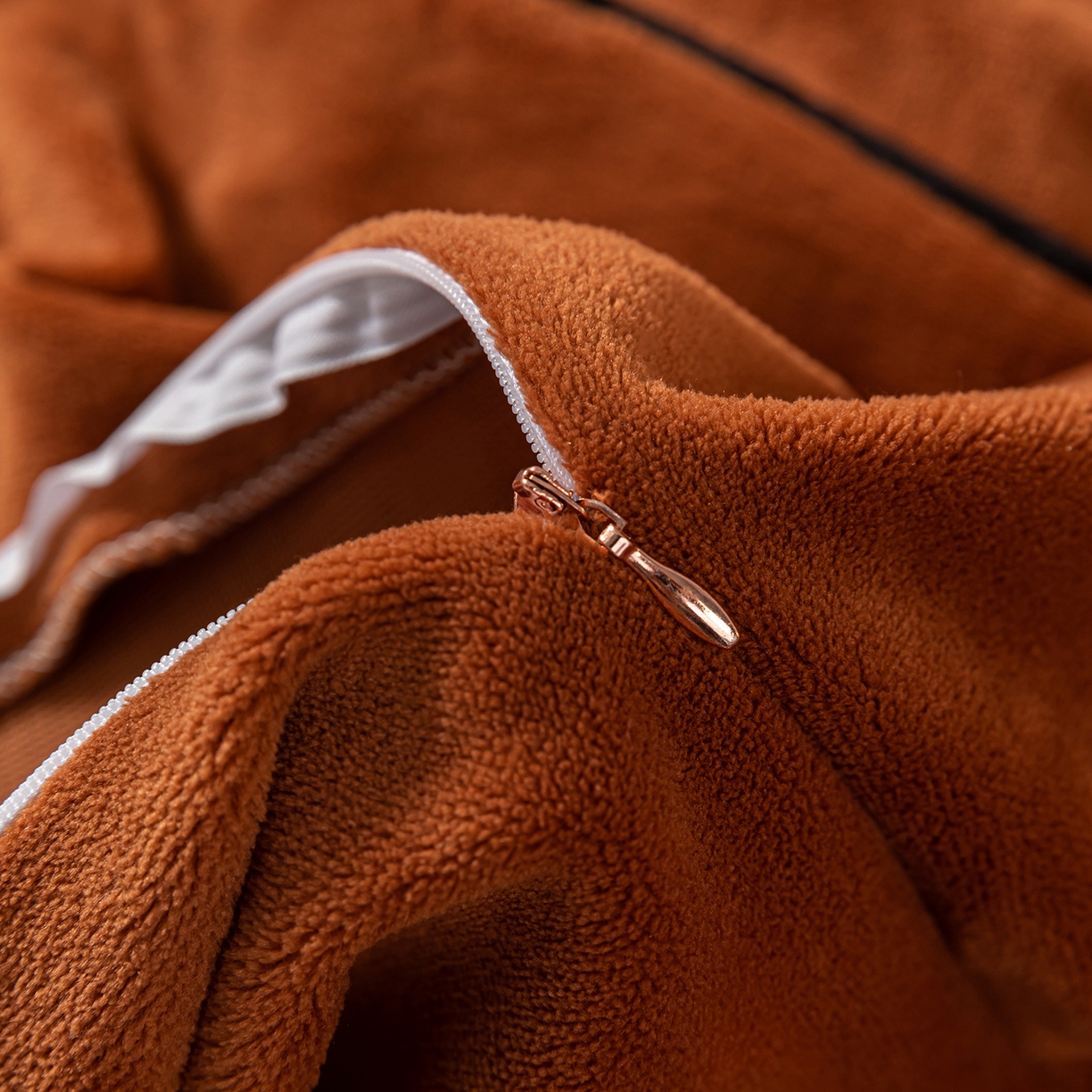 91家纺网 家纺一手货源 找家纺 吾秀家居 2025秋冬新款简约撞色边滚绳牛奶绒四件套-浅爱 浅爱-唐茶