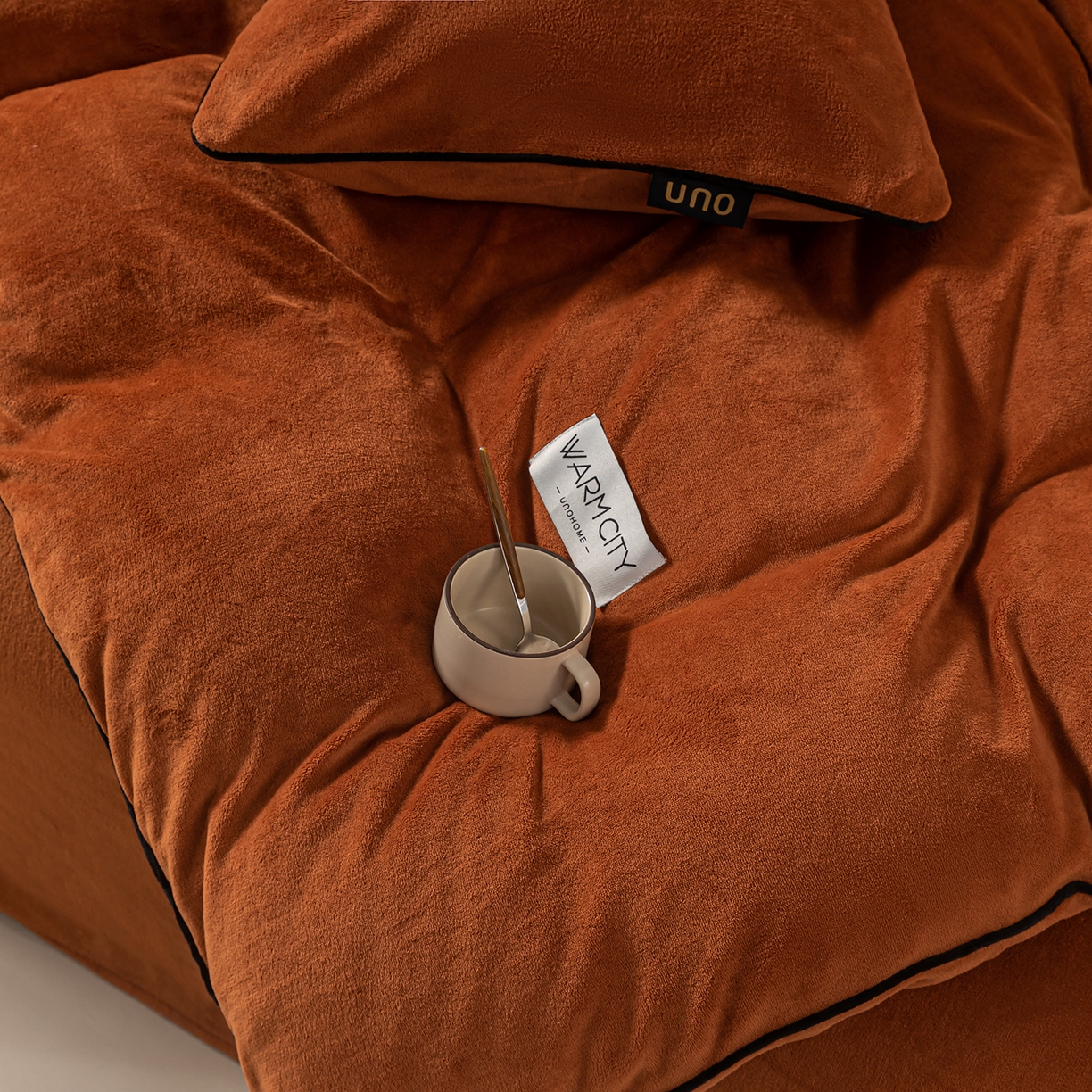 91家纺网 家纺一手货源 找家纺 吾秀家居 2025秋冬新款简约撞色边滚绳牛奶绒四件套-浅爱 浅爱-唐茶