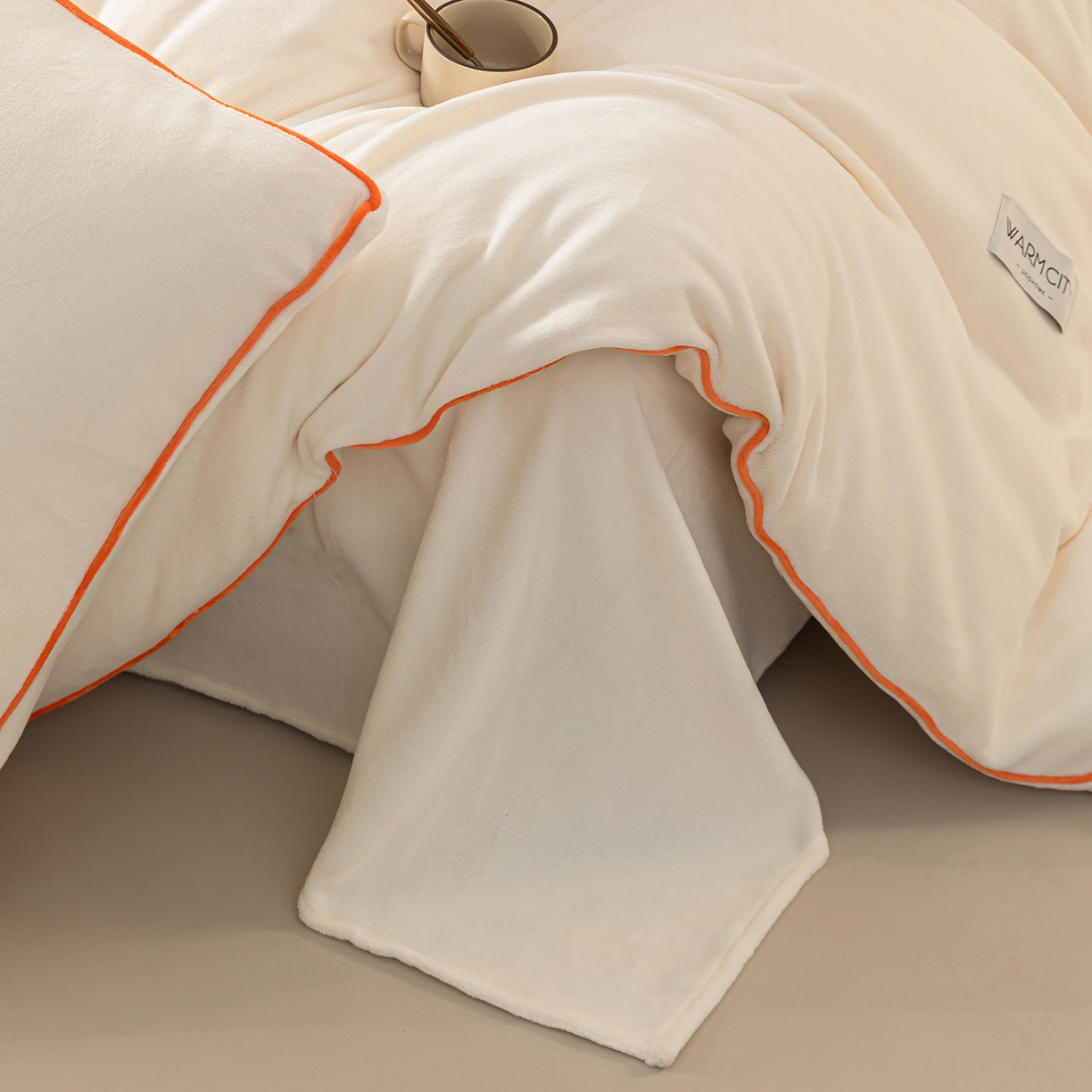 91家纺网 家纺一手货源 找家纺 吾秀家居 2025秋冬新款简约撞色边滚绳牛奶绒四件套-浅爱 浅爱-象牙白