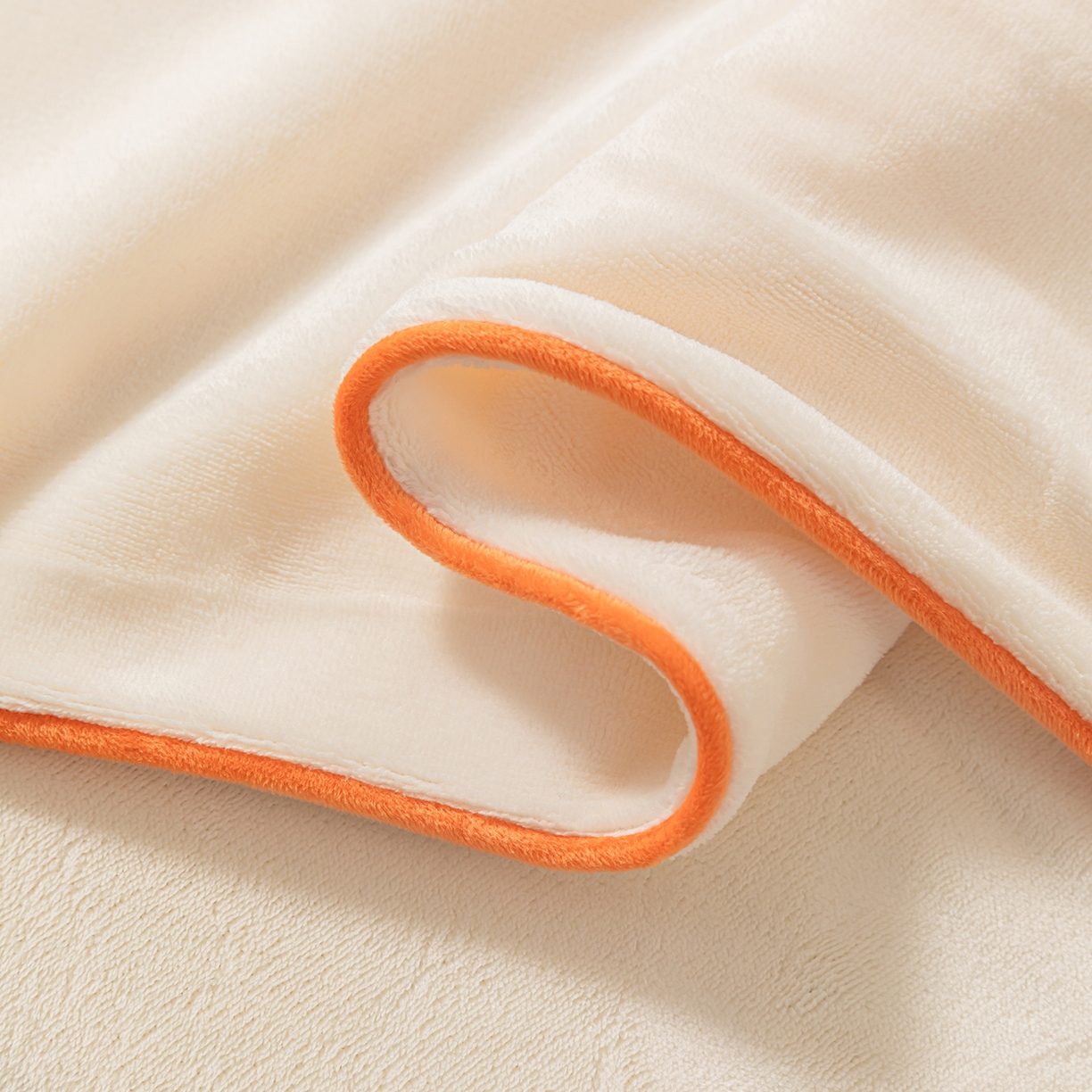 91家纺网 家纺一手货源 找家纺 吾秀家居 2025秋冬新款简约撞色边滚绳牛奶绒四件套-浅爱 浅爱-象牙白