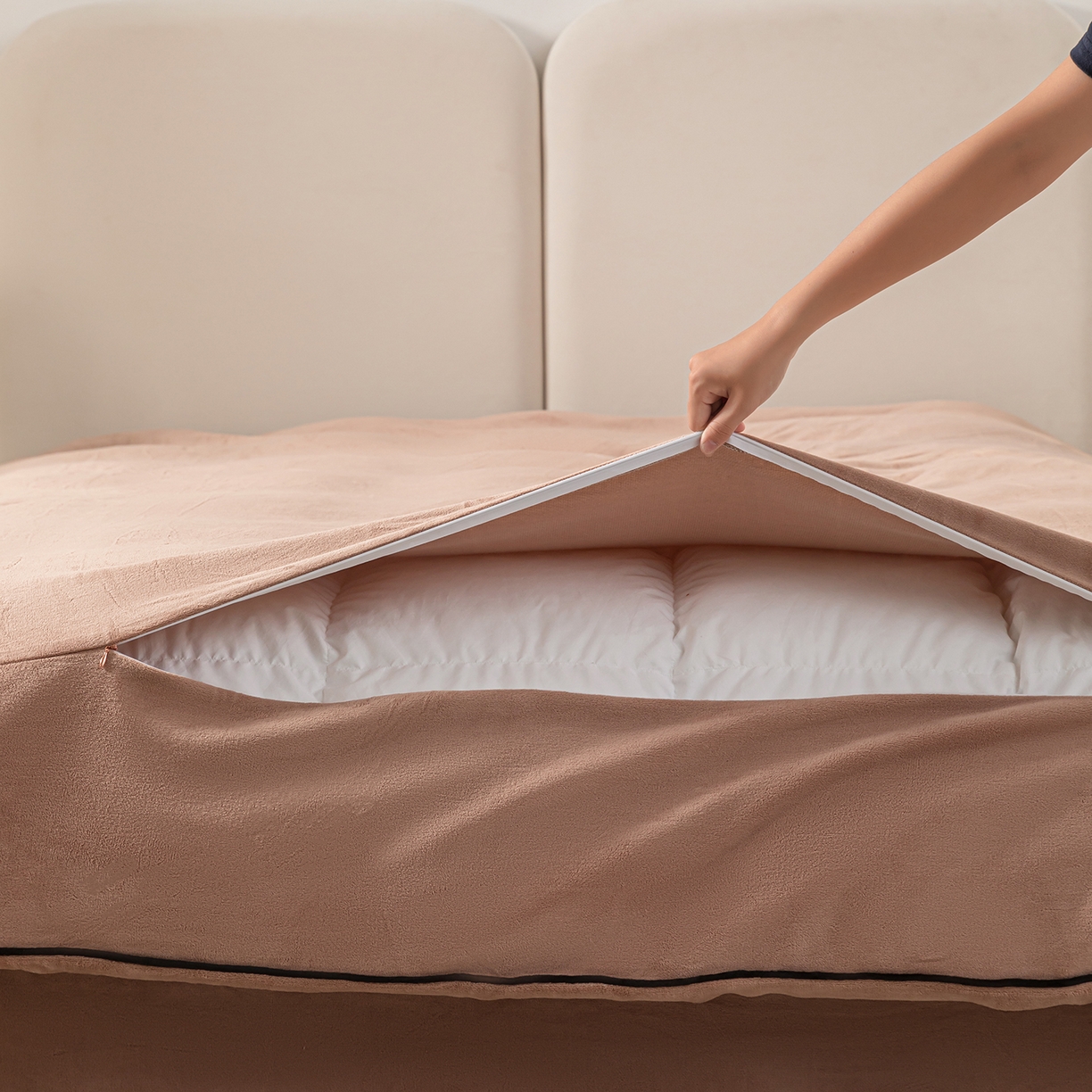 91家纺网 家纺一手货源 找家纺 吾秀家居 2025秋冬新款简约撞色边滚绳牛奶绒四件套-浅爱 浅爱-橡木棕