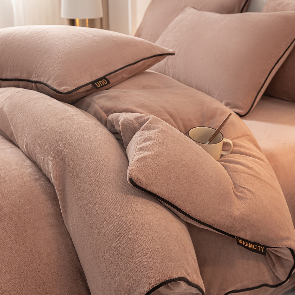 91家纺网 家纺一手货源 找家纺 吾秀家居 2025秋冬新款简约撞色边滚绳牛奶绒四件套-浅爱 浅爱-橡木棕