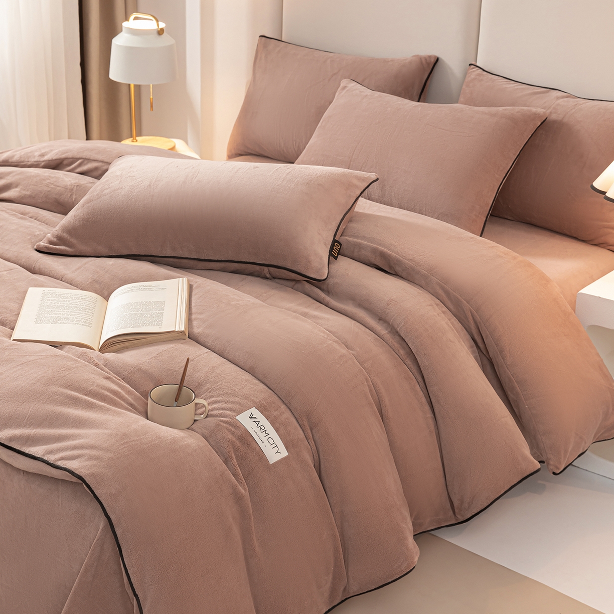 91家纺网 家纺一手货源 找家纺 吾秀家居 2025秋冬新款简约撞色边滚绳牛奶绒四件套-浅爱 浅爱-橡木棕