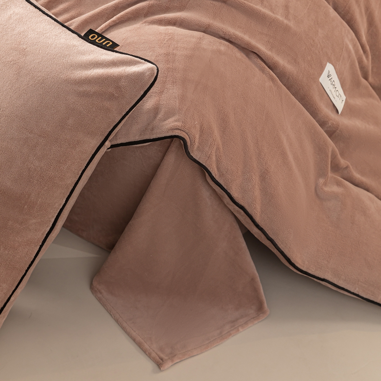 91家纺网 家纺一手货源 找家纺 吾秀家居 2025秋冬新款简约撞色边滚绳牛奶绒四件套-浅爱 浅爱-橡木棕