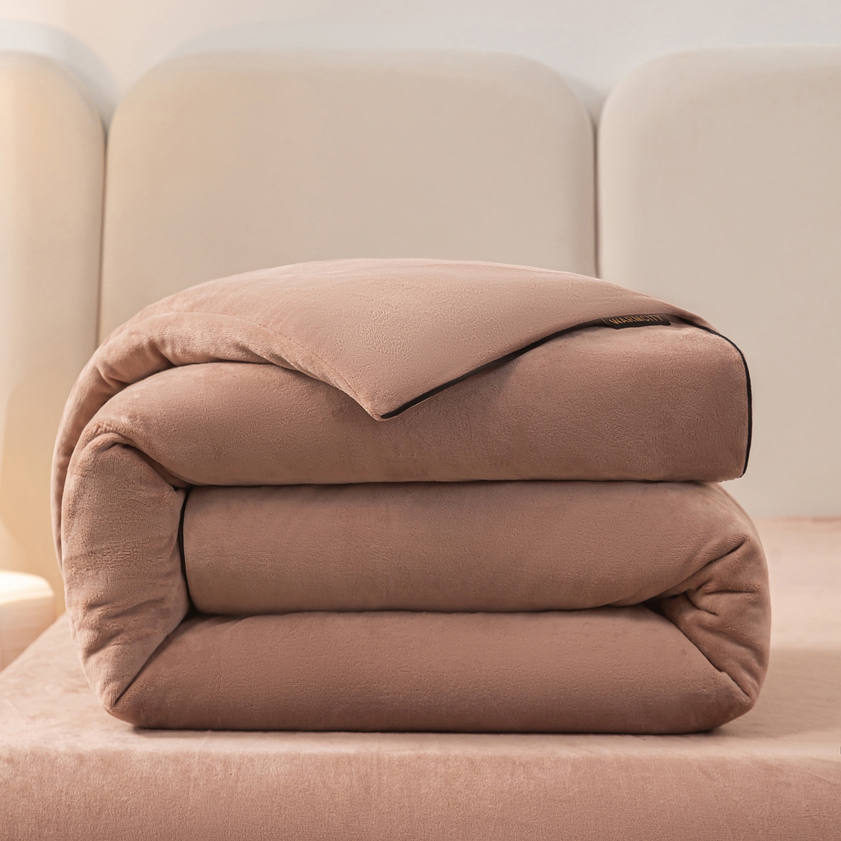 91家纺网 家纺一手货源 找家纺 吾秀家居 2025秋冬新款简约撞色边滚绳牛奶绒四件套-浅爱 浅爱-橡木棕