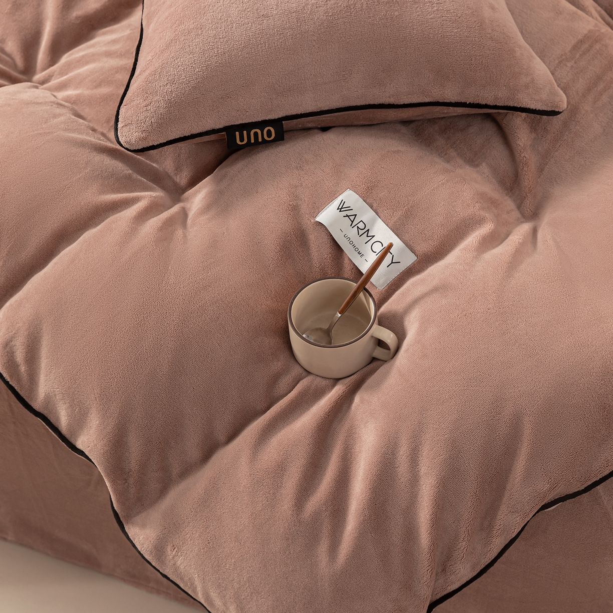 91家纺网 家纺一手货源 找家纺 吾秀家居 2025秋冬新款简约撞色边滚绳牛奶绒四件套-浅爱 浅爱-橡木棕