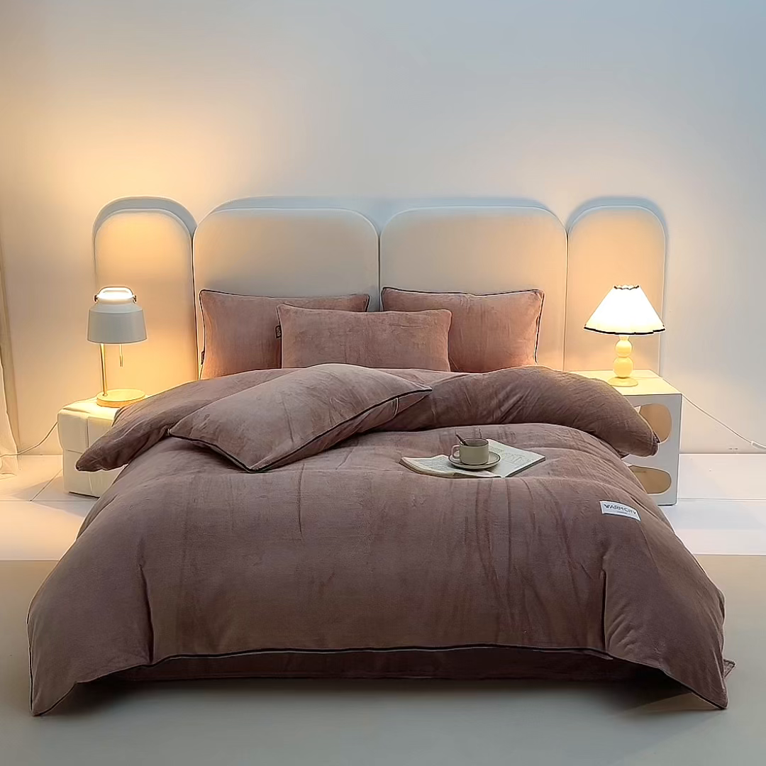 91家纺网 家纺一手货源 找家纺 吾秀家居 2025秋冬新款简约撞色边滚绳牛奶绒四件套-浅爱 浅爱-橡木棕