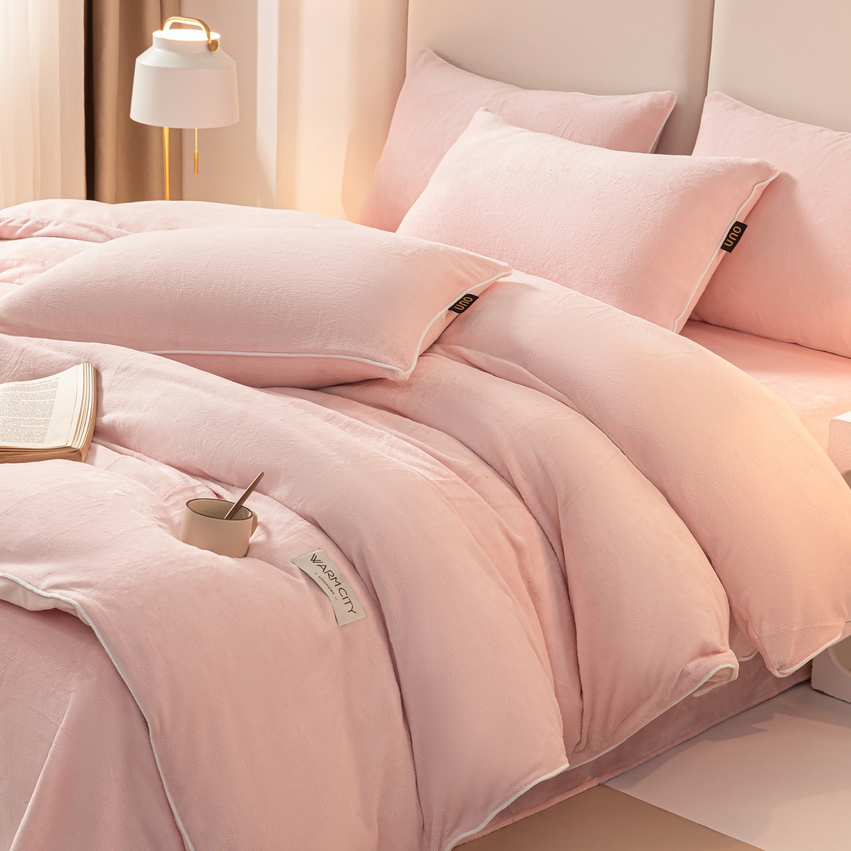 91家纺网 家纺一手货源 找家纺 吾秀家居 2025秋冬新款简约撞色边滚绳牛奶绒四件套-浅爱 浅爱-悠粉