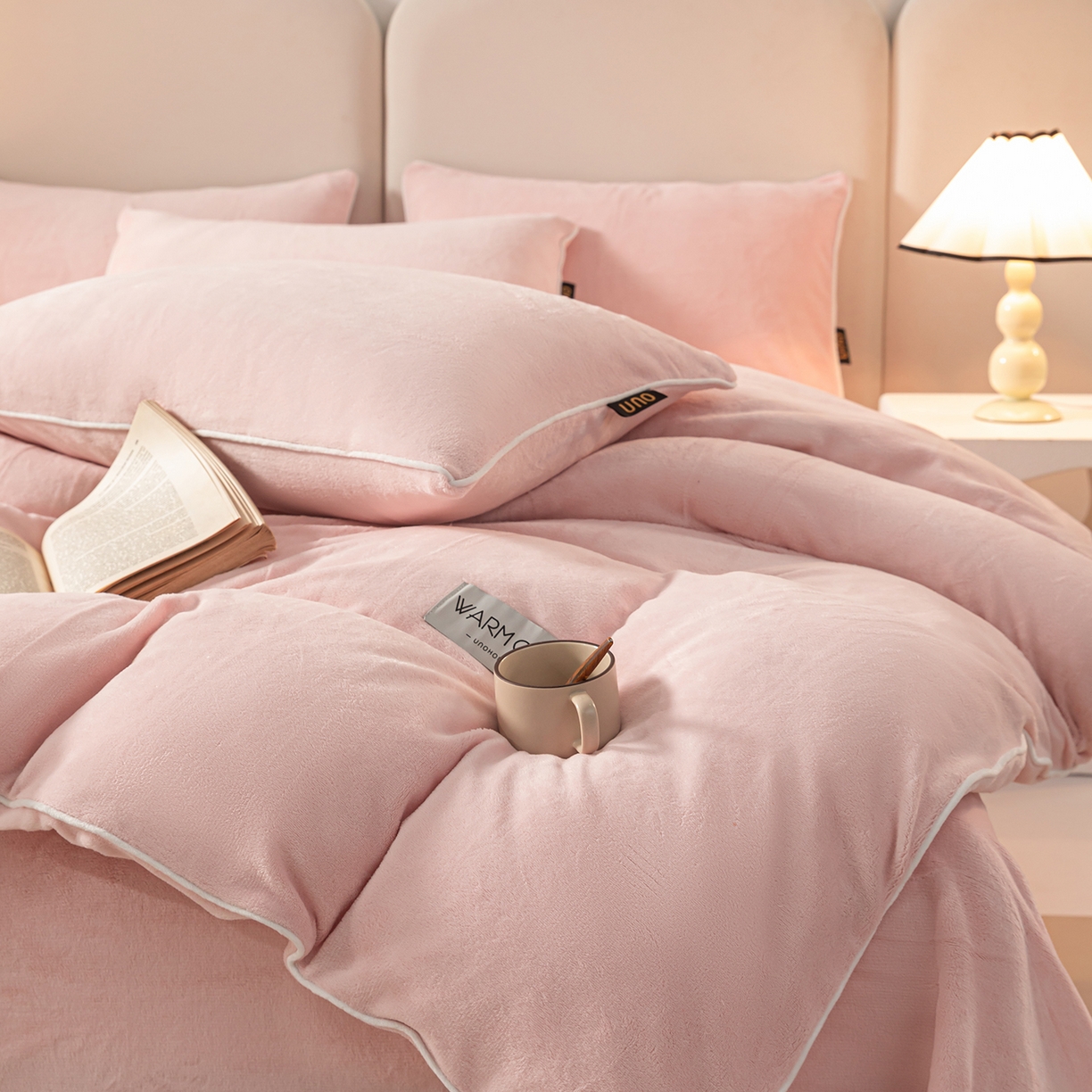 91家纺网 家纺一手货源 找家纺 吾秀家居 2025秋冬新款简约撞色边滚绳牛奶绒四件套-浅爱 浅爱-悠粉