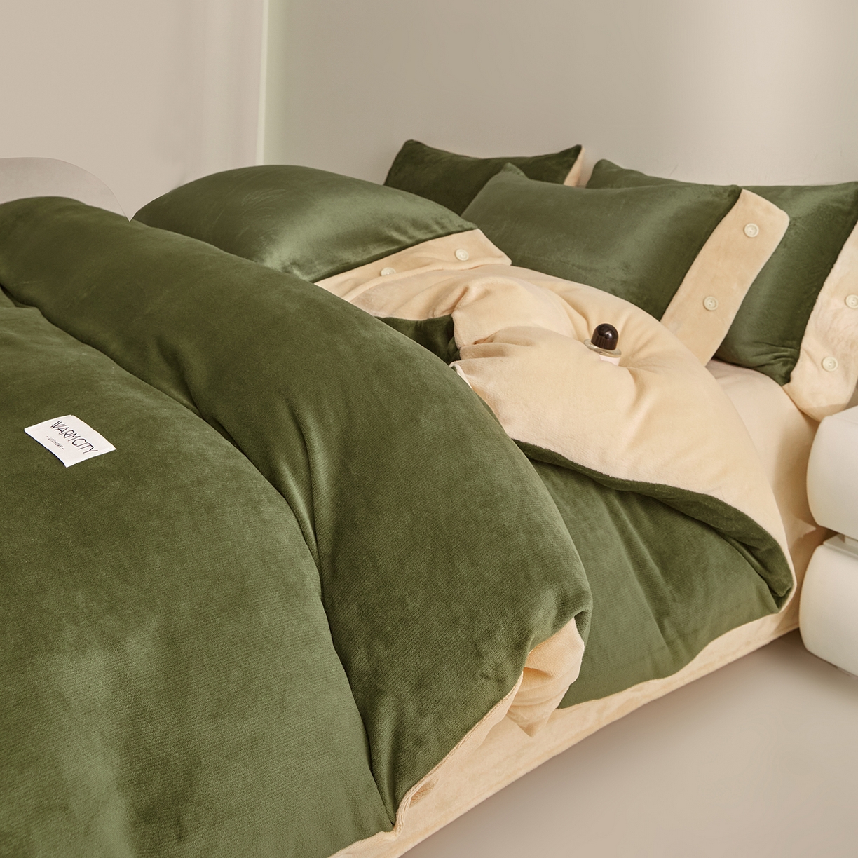 91家纺网 家纺一手货源 找家纺 （总）吾秀家居 2025秋冬新款撞色纽扣边牛奶绒四件套-纽扣