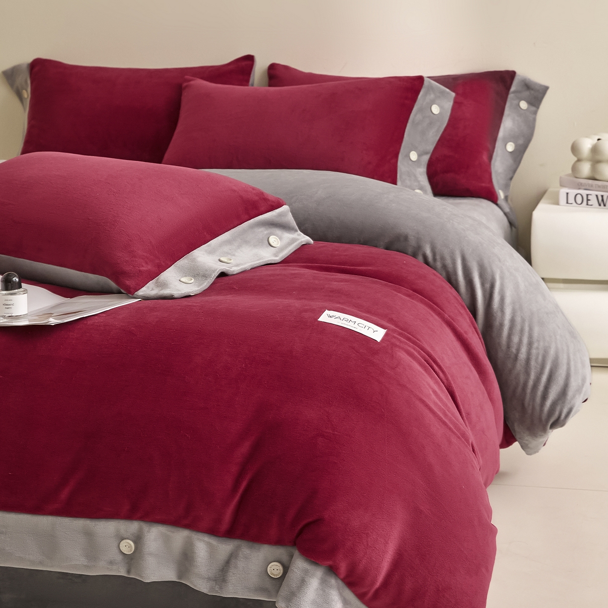 91家纺网 家纺一手货源 找家纺 吾秀家居 2025秋冬新款撞色纽扣边牛奶绒四件套-纽扣 纽扣-酒红色