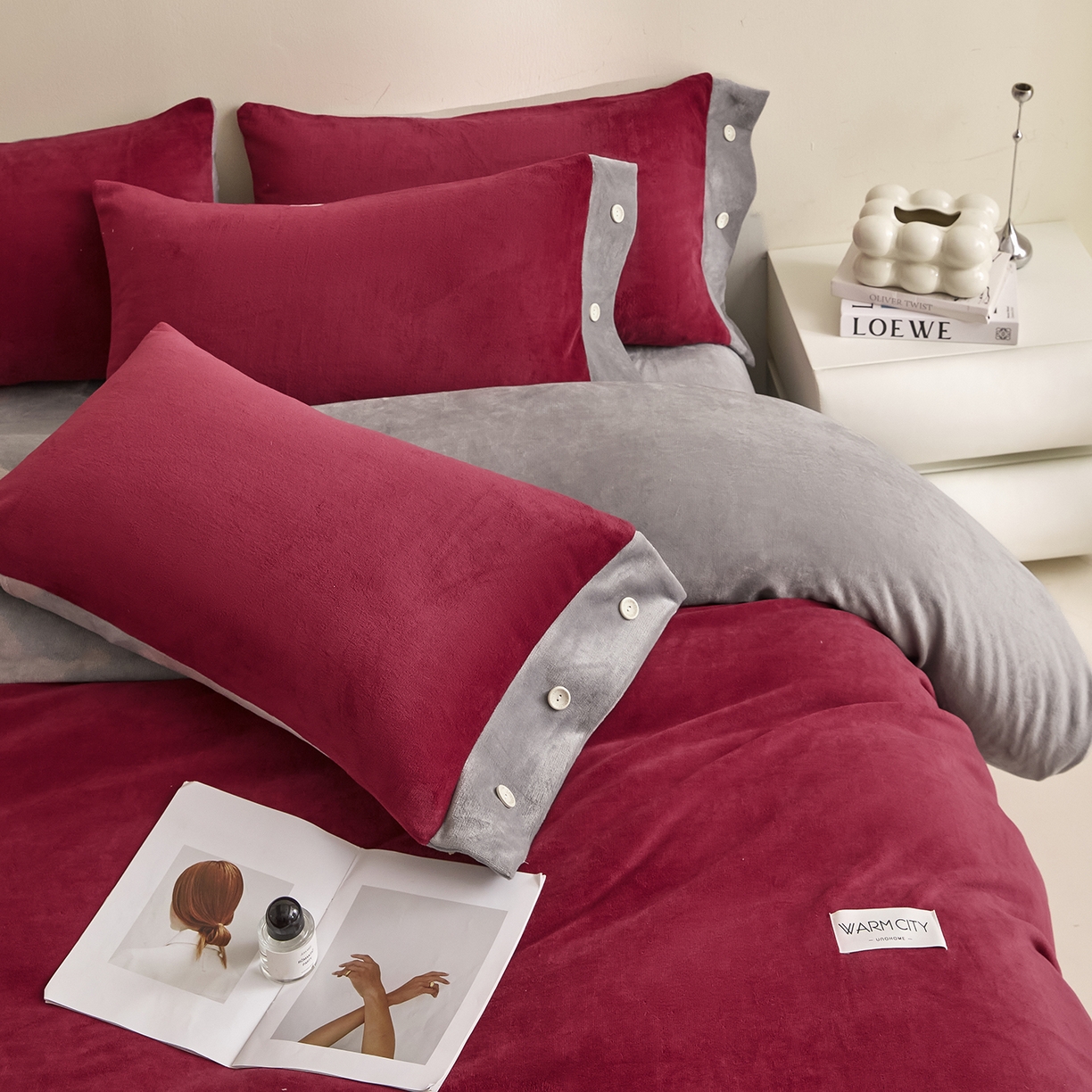 91家纺网 家纺一手货源 找家纺 吾秀家居 2025秋冬新款撞色纽扣边牛奶绒四件套-纽扣 纽扣-酒红色
