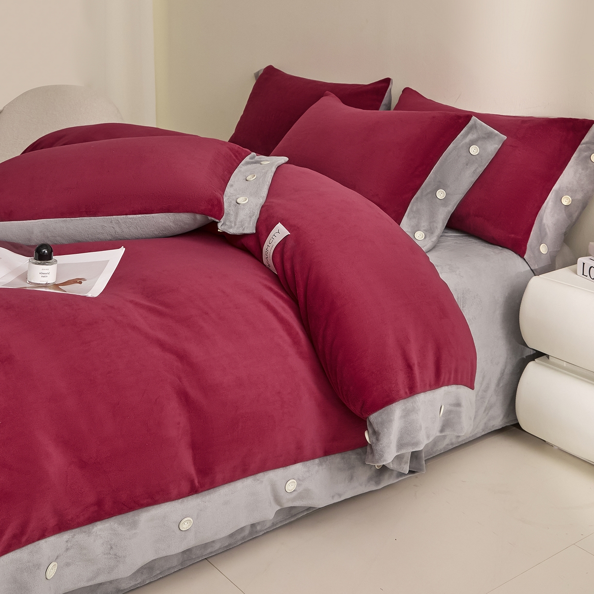 91家纺网 家纺一手货源 找家纺 吾秀家居 2025秋冬新款撞色纽扣边牛奶绒四件套-纽扣 纽扣-酒红色