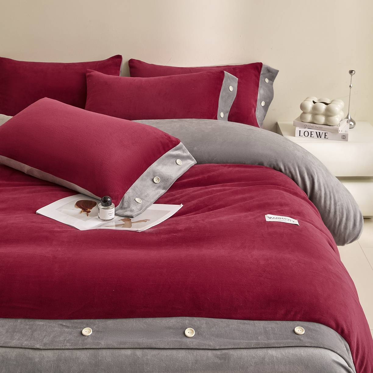 91家纺网 家纺一手货源 找家纺 吾秀家居 2025秋冬新款撞色纽扣边牛奶绒四件套-纽扣 纽扣-酒红色