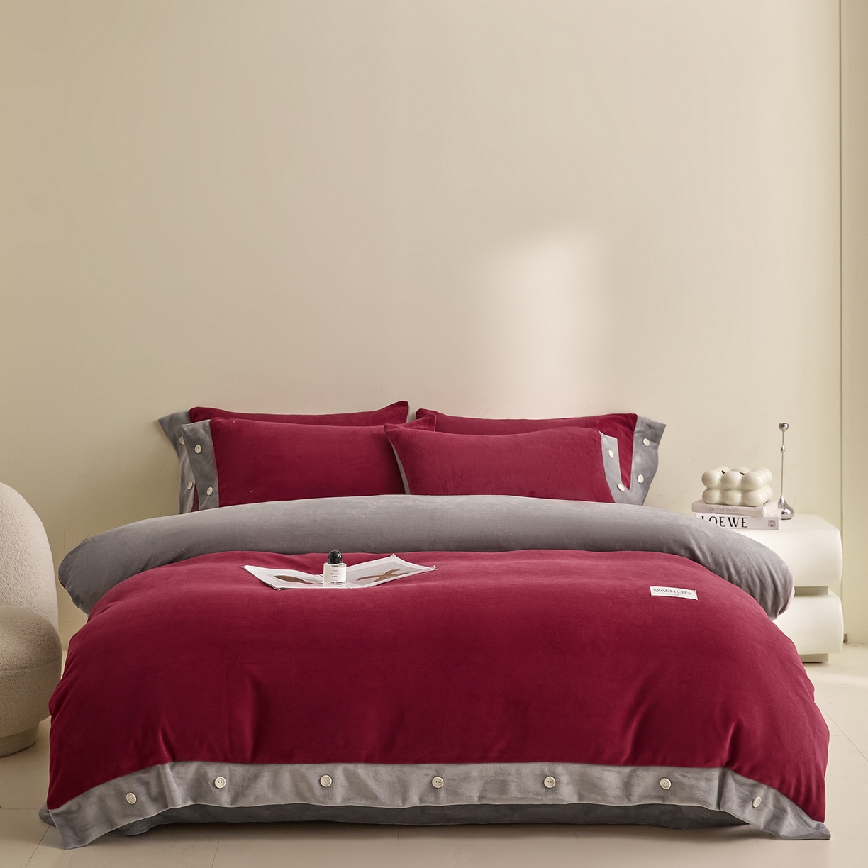 91家纺网 家纺一手货源 找家纺 吾秀家居 2025秋冬新款撞色纽扣边牛奶绒四件套-纽扣 纽扣-酒红色