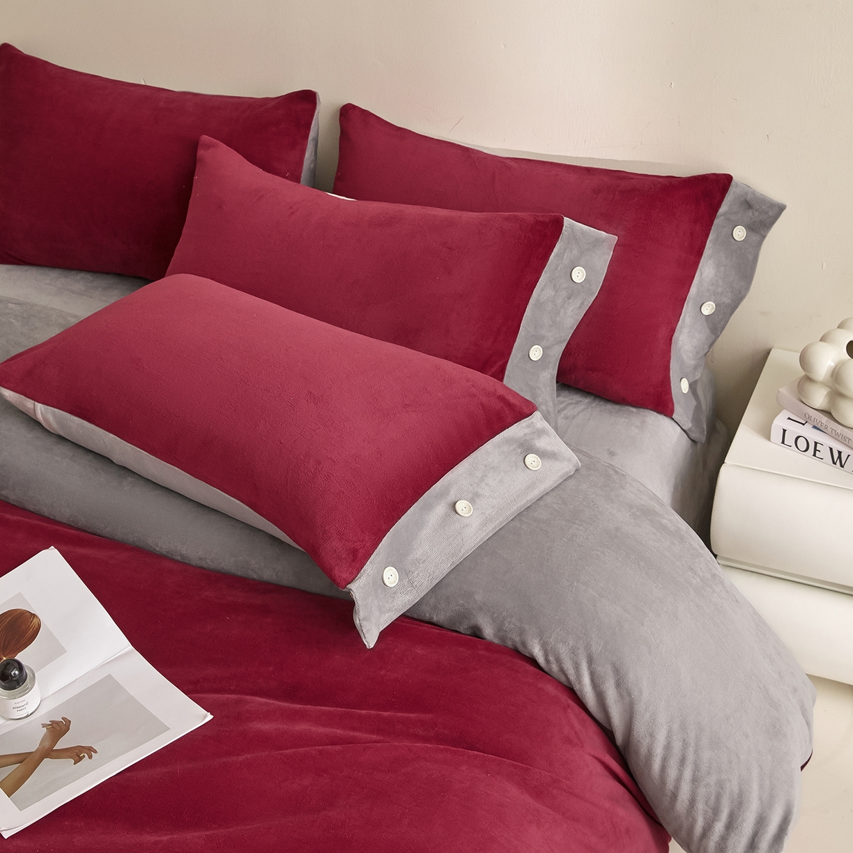 91家纺网 家纺一手货源 找家纺 吾秀家居 2025秋冬新款撞色纽扣边牛奶绒四件套-纽扣 纽扣-酒红色