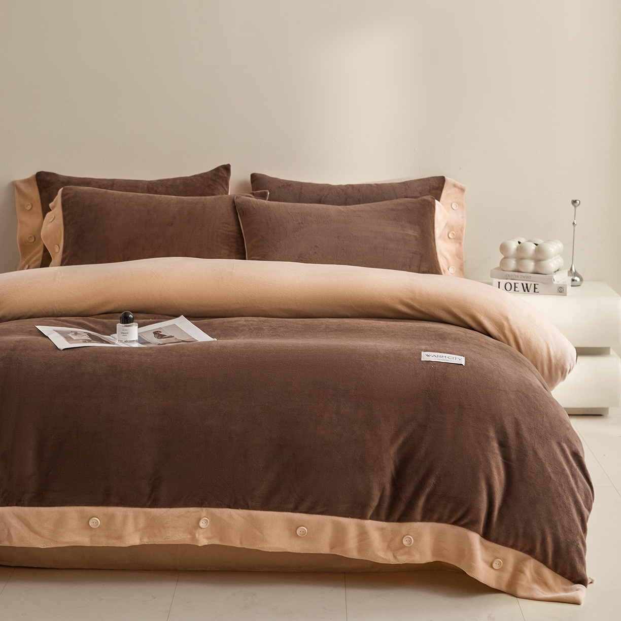 91家纺网 家纺一手货源 找家纺 吾秀家居 2025秋冬新款撞色纽扣边牛奶绒四件套-纽扣 纽扣-可可棕
