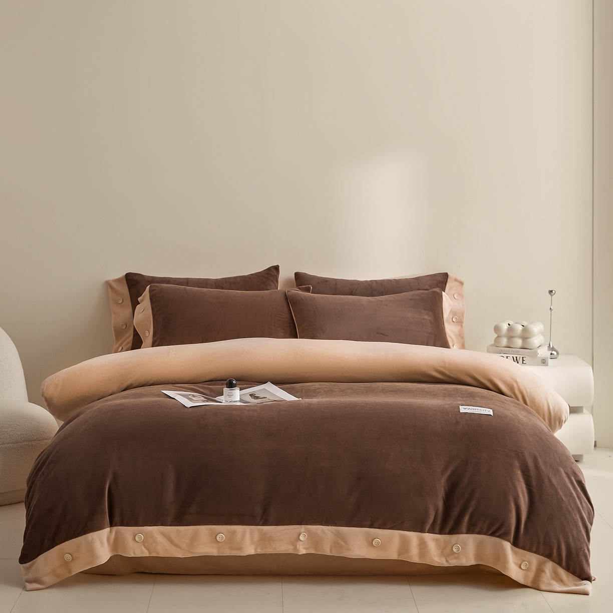 91家纺网 家纺一手货源 找家纺 吾秀家居 2025秋冬新款撞色纽扣边牛奶绒四件套-纽扣 纽扣-可可棕