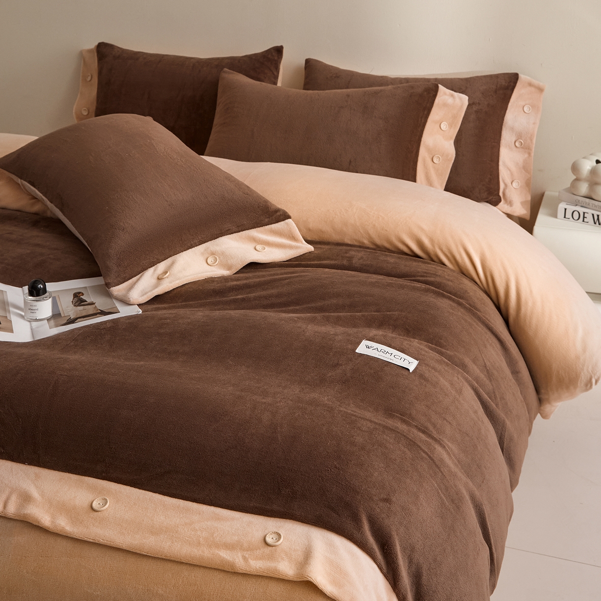 91家纺网 家纺一手货源 找家纺 吾秀家居 2025秋冬新款撞色纽扣边牛奶绒四件套-纽扣 纽扣-可可棕