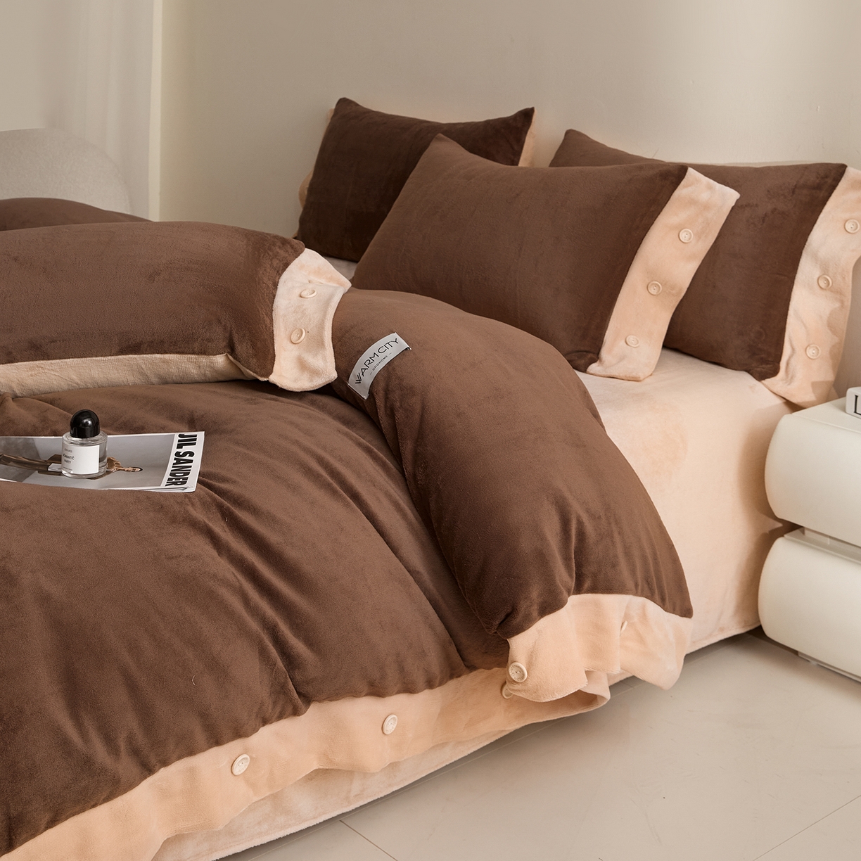 91家纺网 家纺一手货源 找家纺 吾秀家居 2025秋冬新款撞色纽扣边牛奶绒四件套-纽扣 纽扣-可可棕