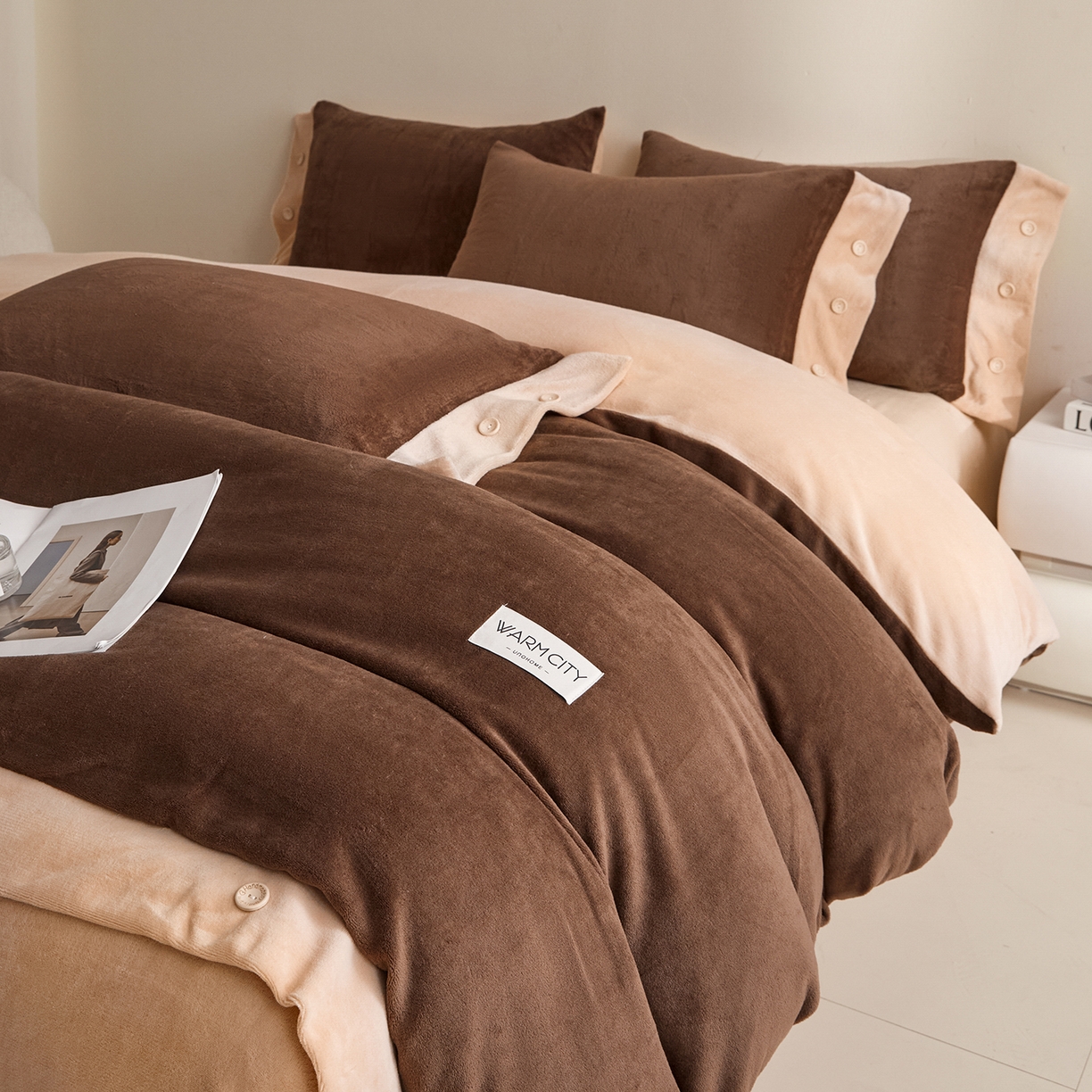 91家纺网 家纺一手货源 找家纺 吾秀家居 2025秋冬新款撞色纽扣边牛奶绒四件套-纽扣 纽扣-可可棕