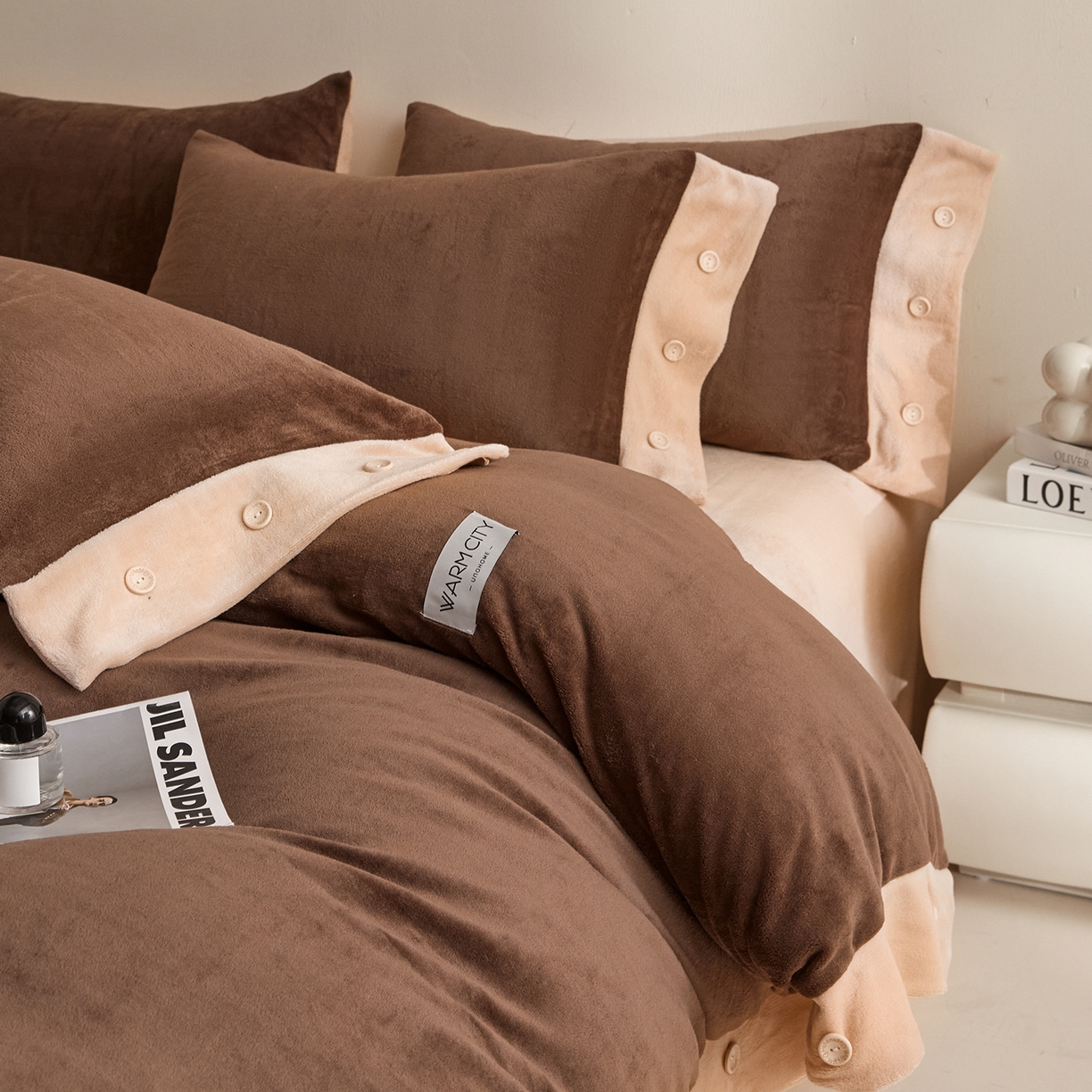 91家纺网 家纺一手货源 找家纺 吾秀家居 2025秋冬新款撞色纽扣边牛奶绒四件套-纽扣 纽扣-可可棕