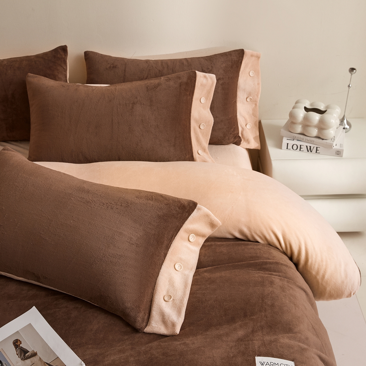 91家纺网 家纺一手货源 找家纺 吾秀家居 2025秋冬新款撞色纽扣边牛奶绒四件套-纽扣 纽扣-可可棕