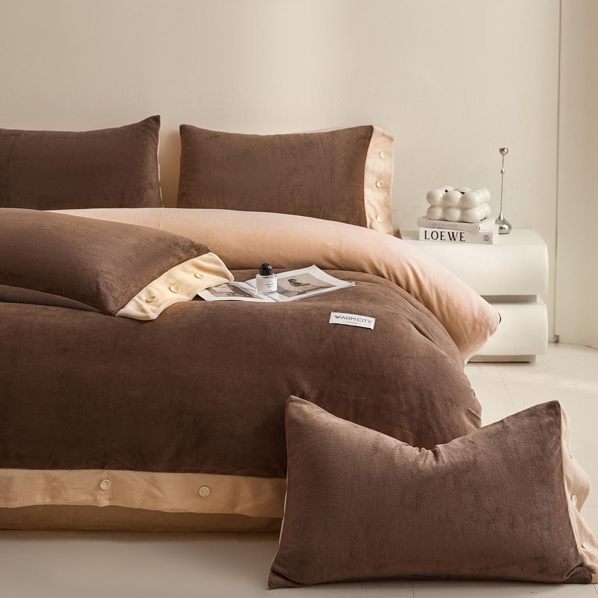 91家纺网 家纺一手货源 找家纺 吾秀家居 2025秋冬新款撞色纽扣边牛奶绒四件套-纽扣 纽扣-可可棕