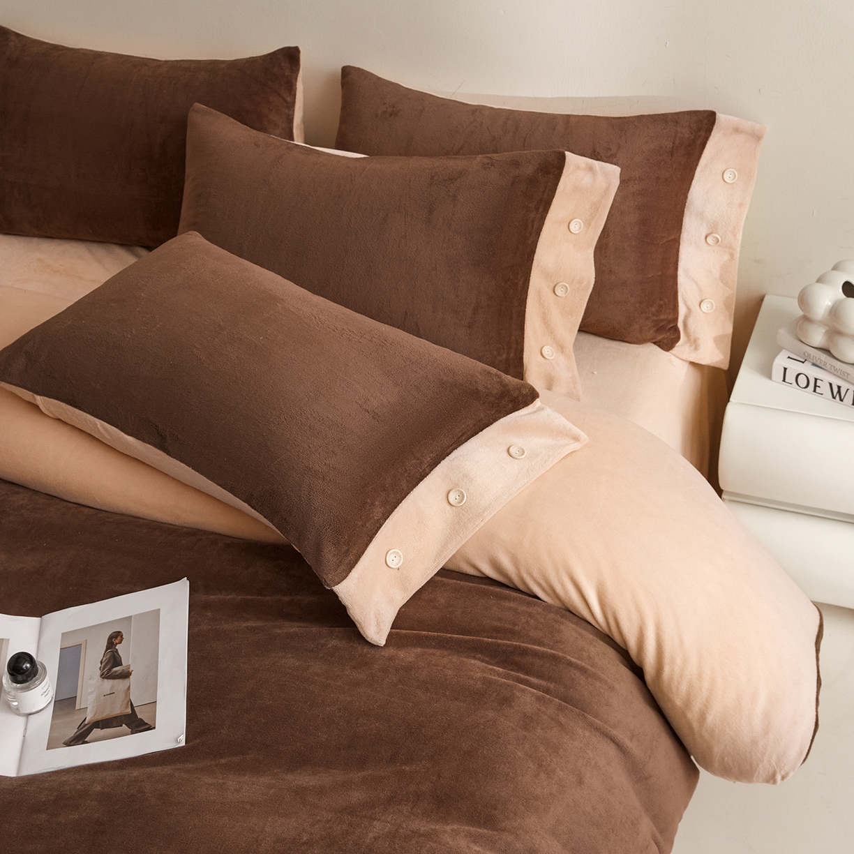 91家纺网 家纺一手货源 找家纺 吾秀家居 2025秋冬新款撞色纽扣边牛奶绒四件套-纽扣 纽扣-可可棕